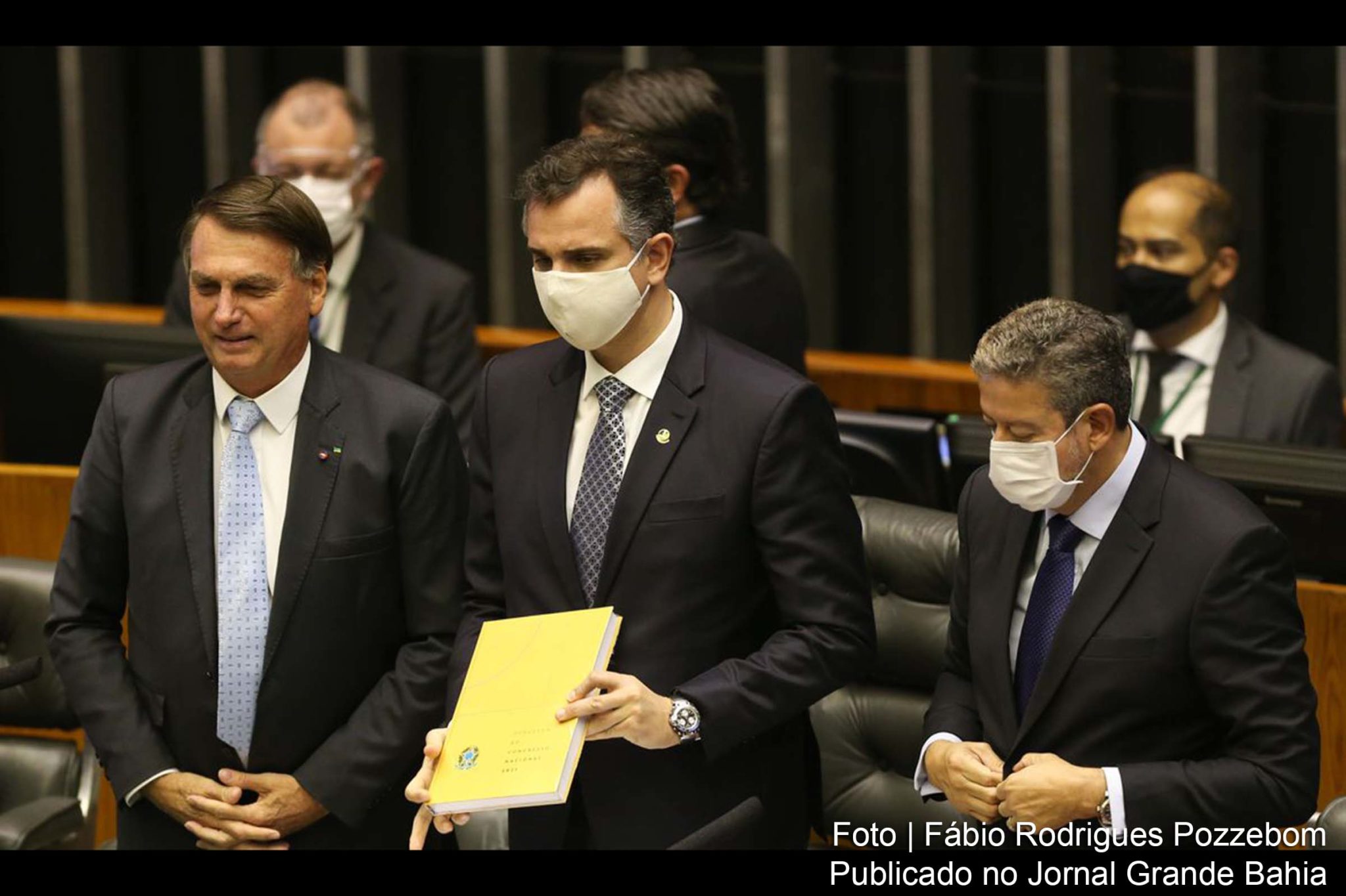 Presidente Jair Bolsonaro entrega mensagem presidencial ao presidente do Congresso, Rodrigo Pacheco, ao lado do presidente da Câmara, Arthur Lira, durante sessão de abertura do ano legislativo.