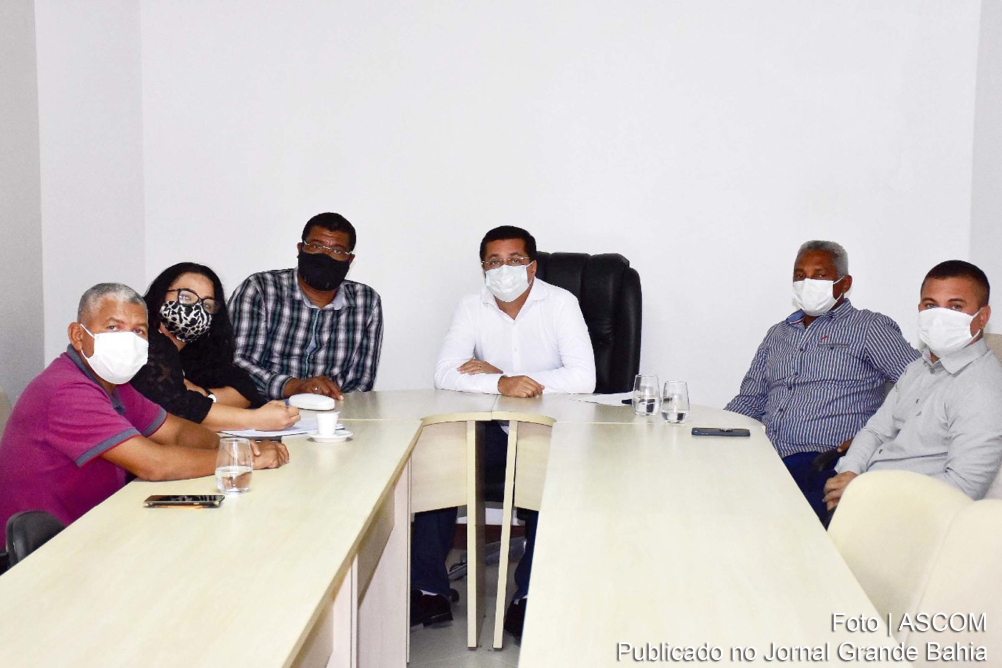 Após reunião realizada nesta manhã com os seus colegas da Mesa Diretiva, o presidente da Câmara, Fernando Torres (PSD), anuncia a suspensão das sessões legislativas da semana até quarta-feira (24/02/2021).