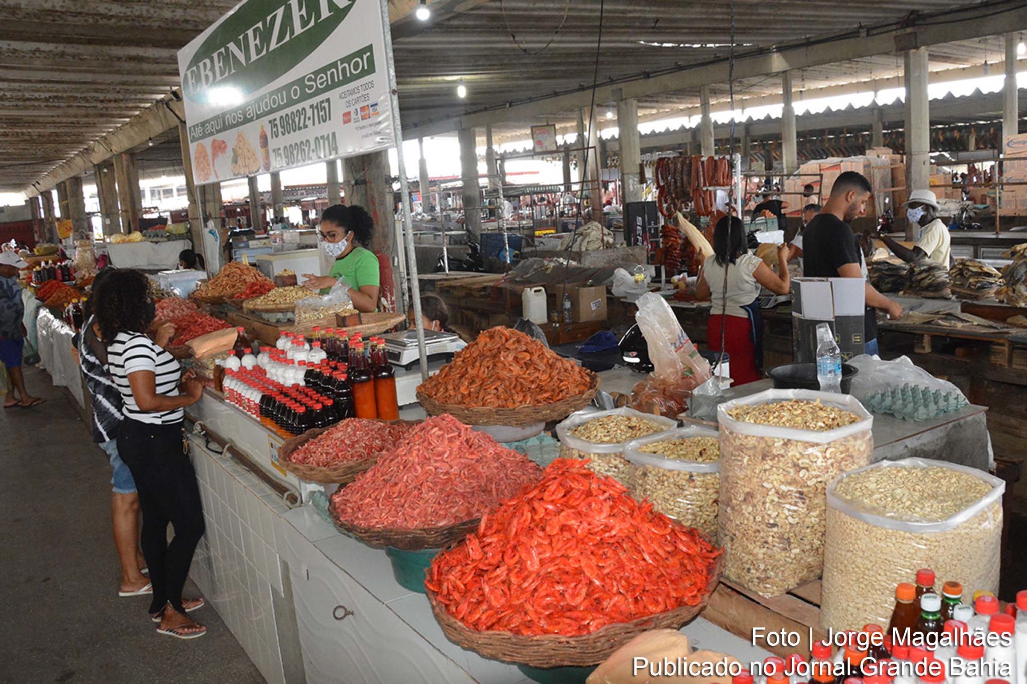 Comerciantes anseiam por boas vendas e preço baixo para atrair o consumidor.