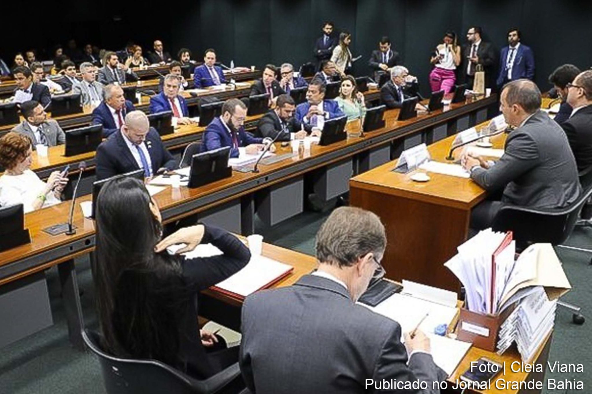 Segundo a representação, o deputado extremista Daniel Silveira “extrapola de sua imunidade, rompe criminosamente os deveres de que seu mandato impõe e ofende, também de maneira criminosa, o Supremo Tribunal Federal, os ministros do Supremo Tribunal Federal e a própria democracia brasileira, estimulando a violência e fazendo apologia ao golpe militar”.