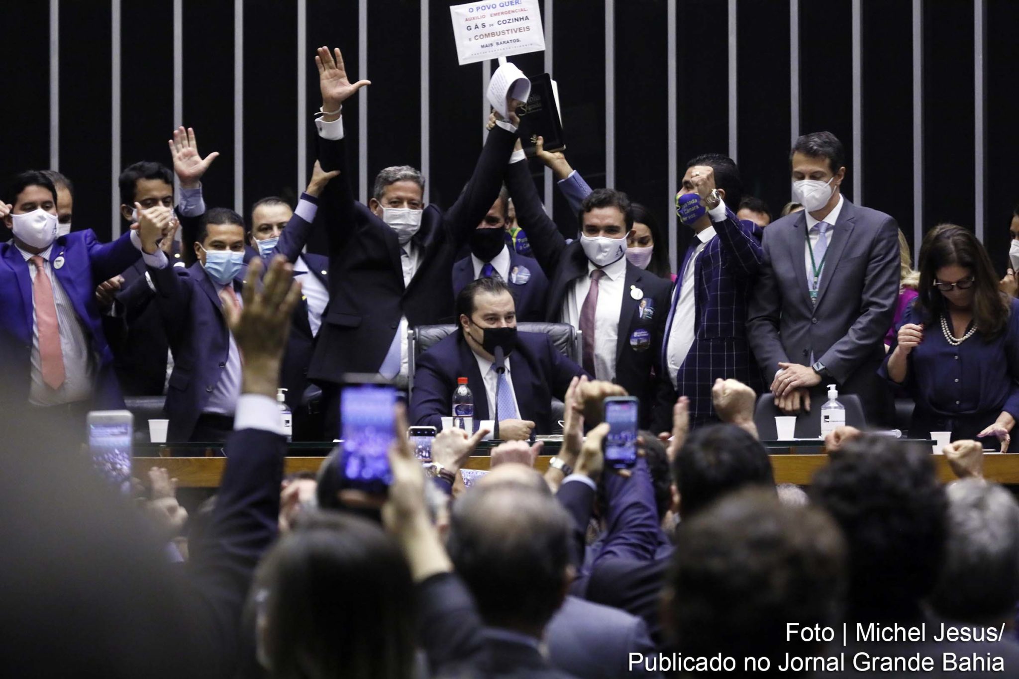 O primeiro ato de Lira ao assumir o cargo já gerou fortes reações da Oposição. Minutos após ser empossado, o novo presidente da Câmara , de modo autoritário, indeferiu bloco formado pelo PT, MDB, PSDB, PSB, PDT, Solidariedade, PCdoB, Cidadania, PV e Rede, criado em apoio à candidatura de Baleia Rossi (PMDB-SP). A Oposição vai recorrer contra a decisão arbitrária ao Supremo Tribunal Federal.