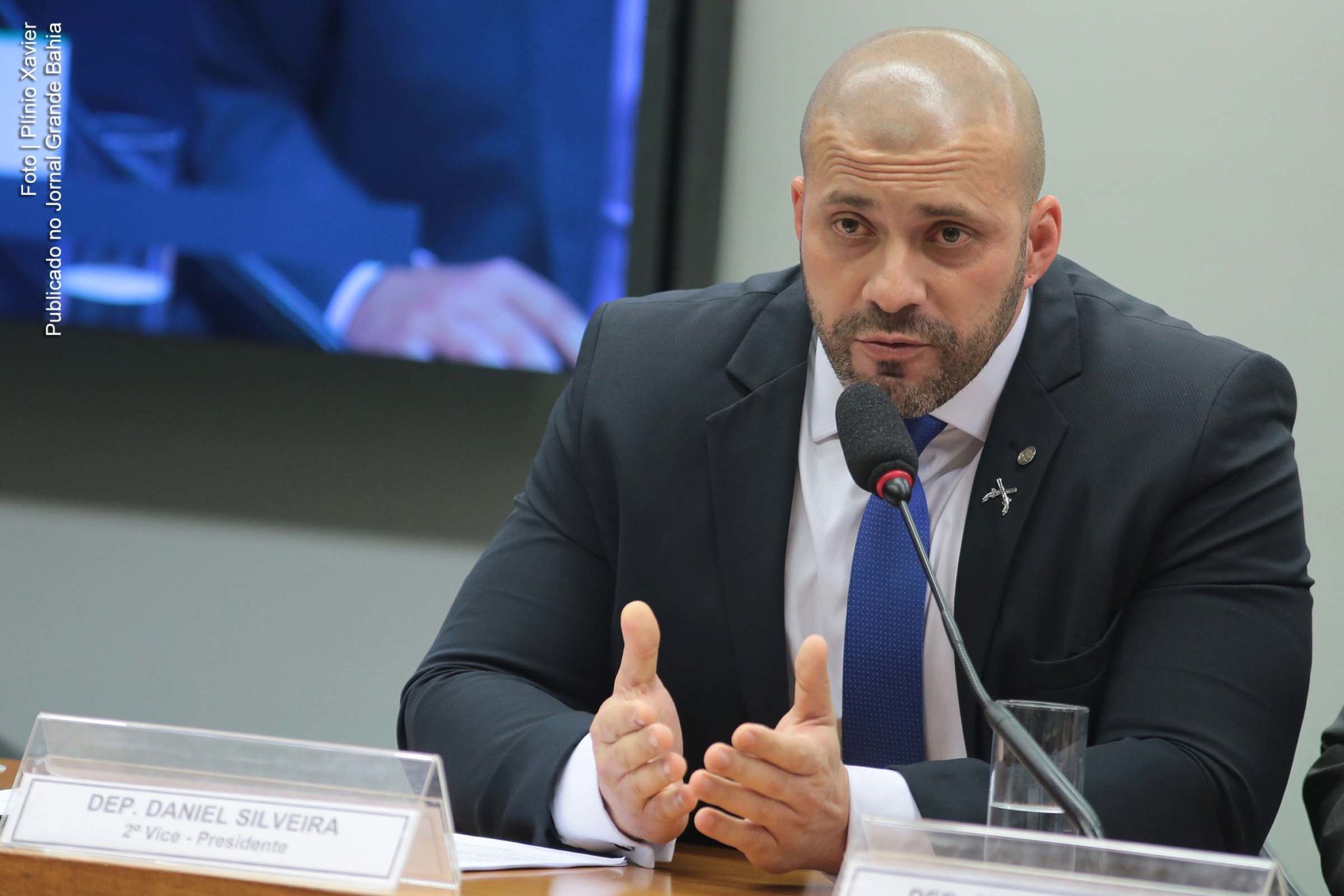 Deputado extremista Daniel Silveira teve celulares recolhidos durante inspeção de segurança.