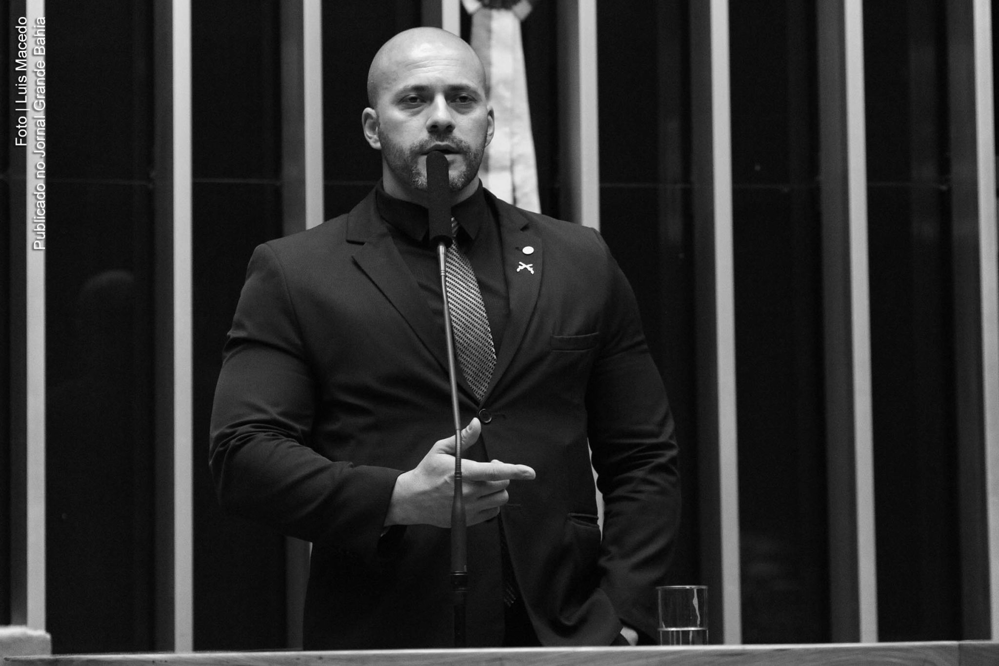 Por 364 votos a 130, deputados apoiam parecer da relatora do caso, favorável à manutenção da prisão do extremista do bolsonarismo Daniel Silveira (PSL-RJ), detido por insultos ao STF. Na sessão, o “valente” político de extrema-direita pediu desculpas e disse que se excedeu.