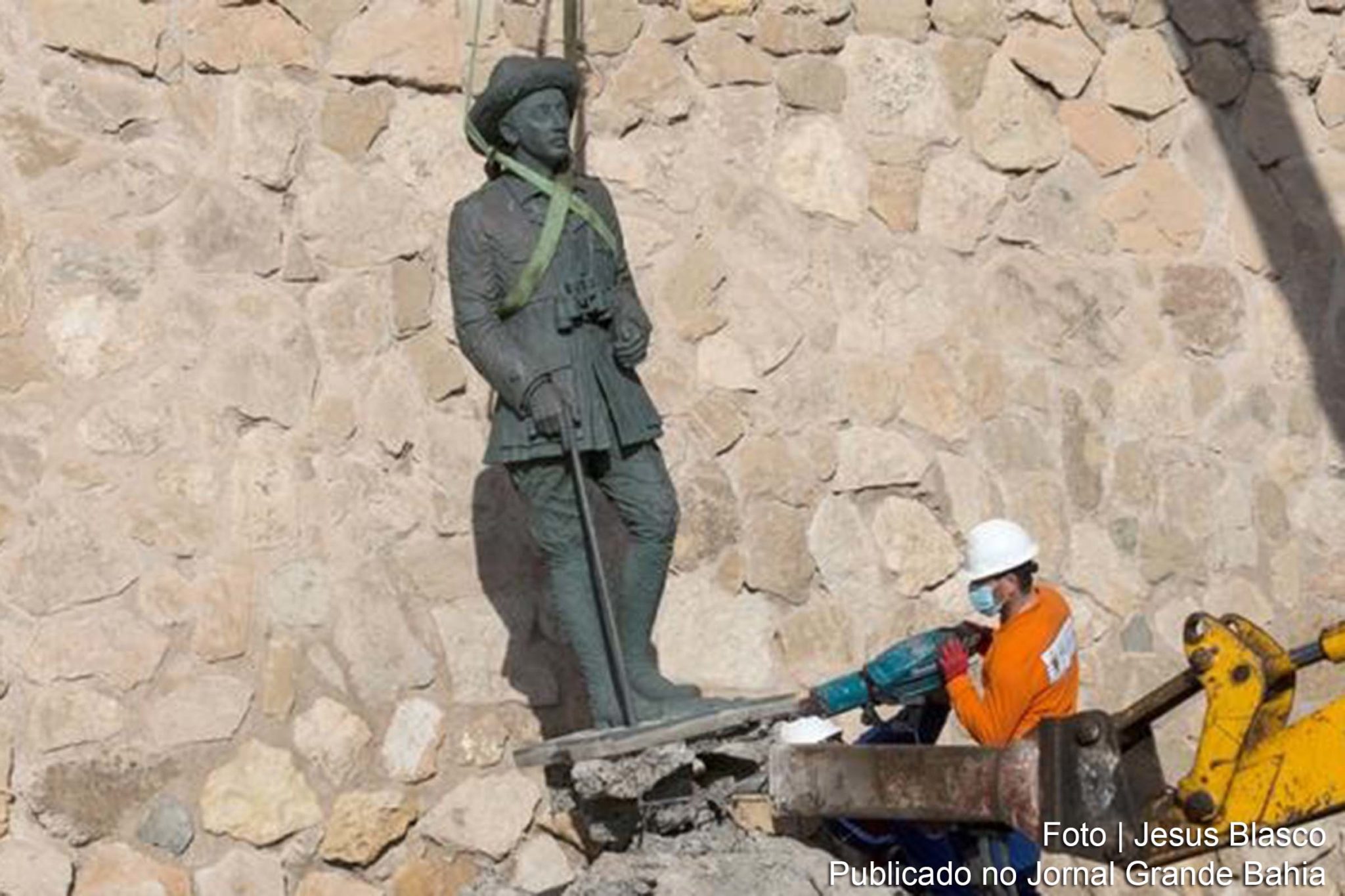 Em "dia histórico" para a Espanha, monumento em homenagem ao ditador fascista é retirado do enclave de Melilla. Partido de extrema direita foi o único a votar contra a remoção. "É um dia histórico para Melilla", disse a responsável por educação e cultura no enclave sobre a remoção da estátua de Franco.