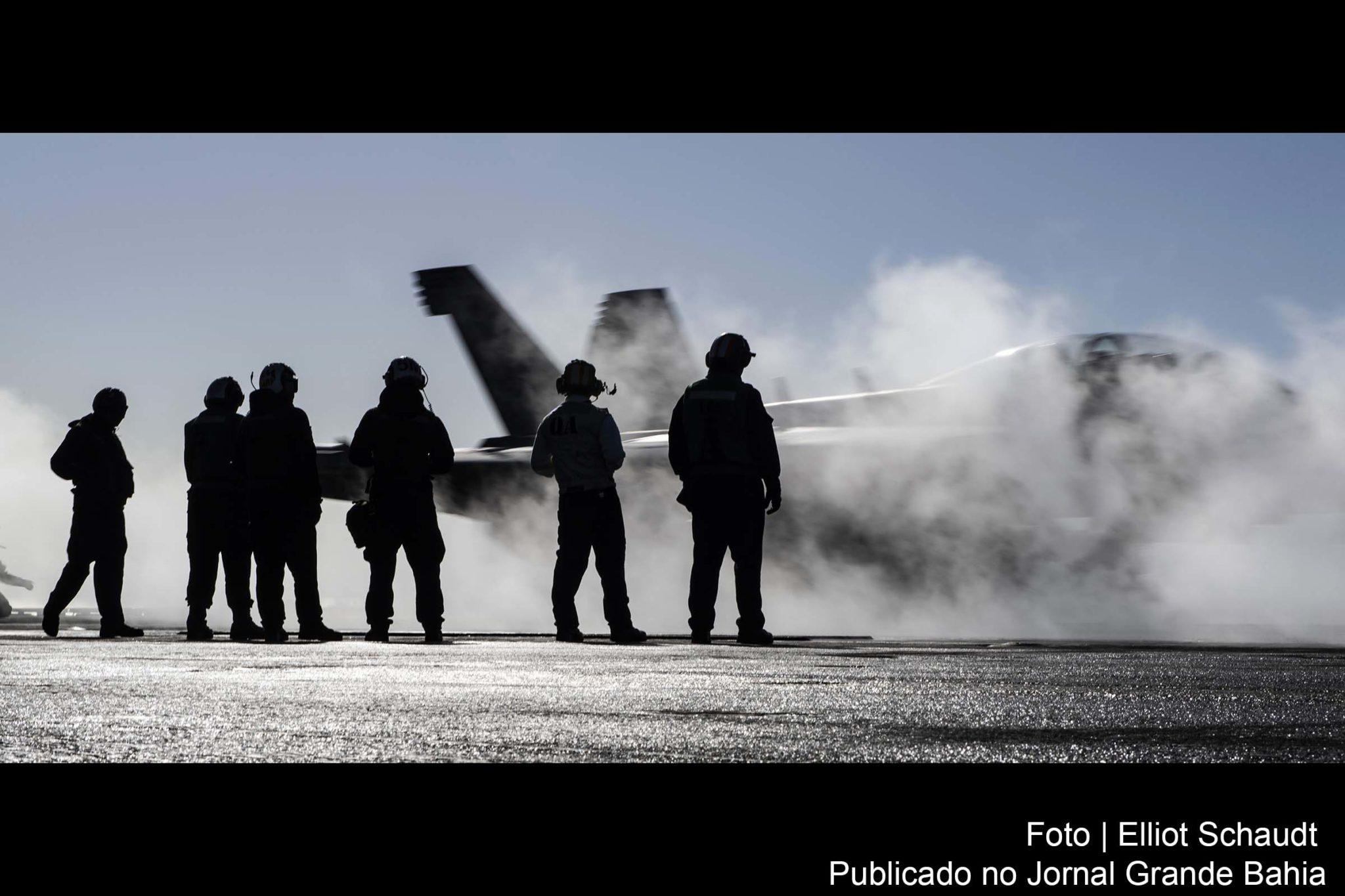 Em primeira ação militar sob o novo presidente, caças dos EUA lançam bombas contra milícias pró-iranianas no leste sírio. Ação é uma resposta a ataques contra americanos no Iraque. Ataques aéreos no leste sírio destruíram instalações localizadas num posto de controle fronteiriço próximo ao Iraque.