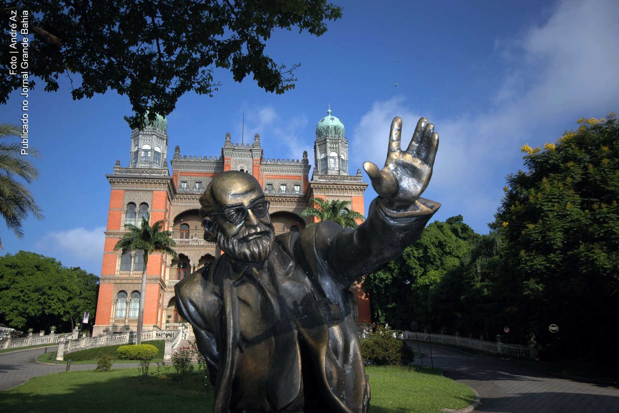 Estátua do médico sanitarista e ex-presidente da Fiocruz Sérgio Arouca.