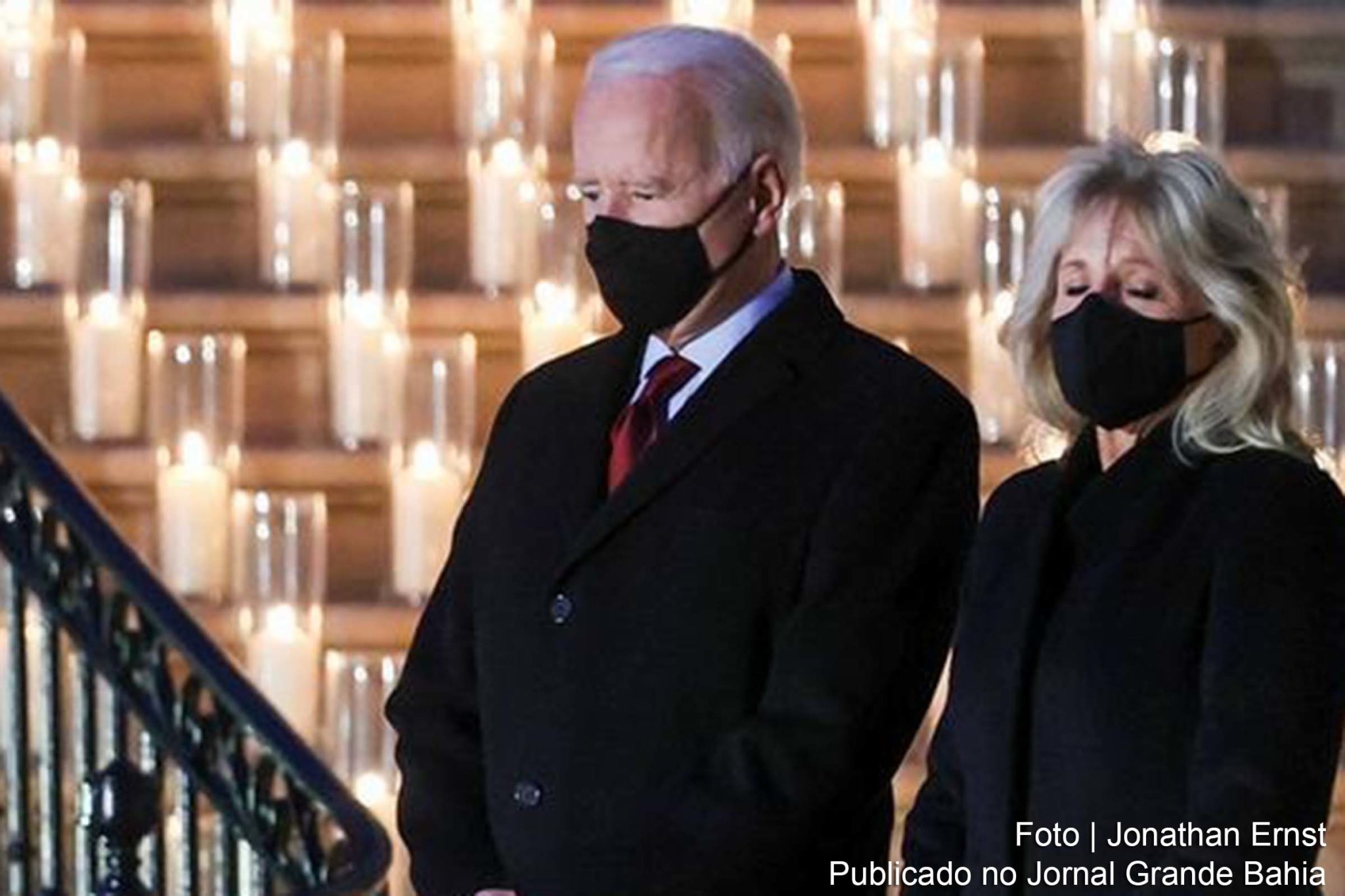 Pandemia matou mais americanos do que a 1ª Guerra Mundial, a 2ª Guerra e a Guerra do Vietnã juntas. Presidente Joe Biden lamenta vítimas e faz um minuto de silêncio na Casa Branca. "Não podemos aceitar um destino tão cruel.".