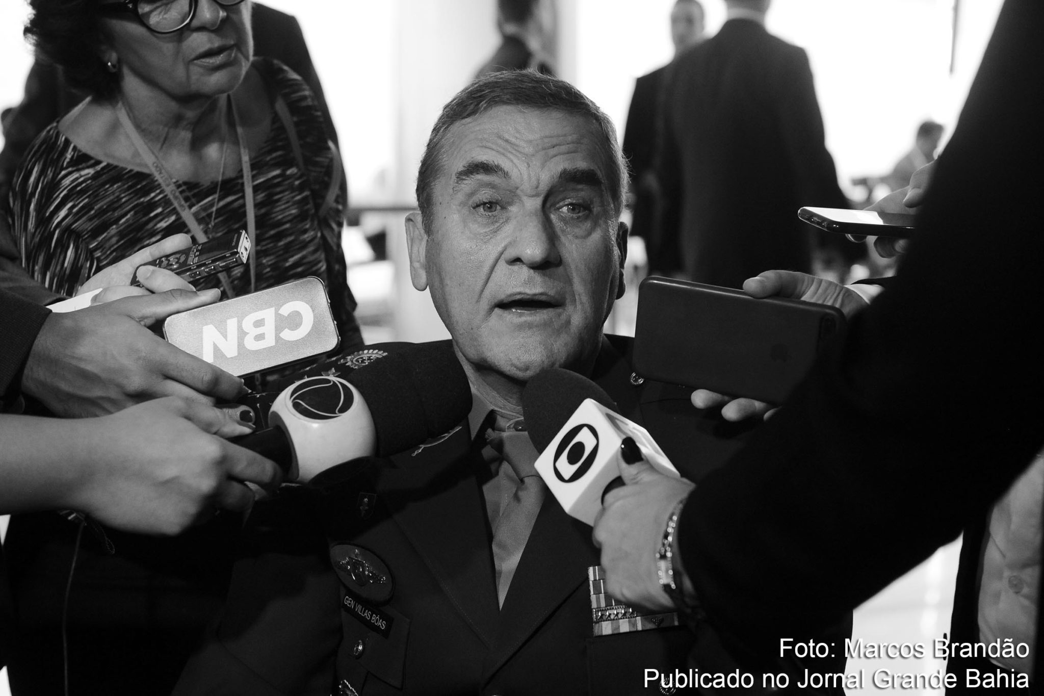 Revelações sobre atuação do general da reserva Eduardo Villas Bôas em atos de tutela do Regime Democrático apresentam indício de ato criminoso de servidor federal