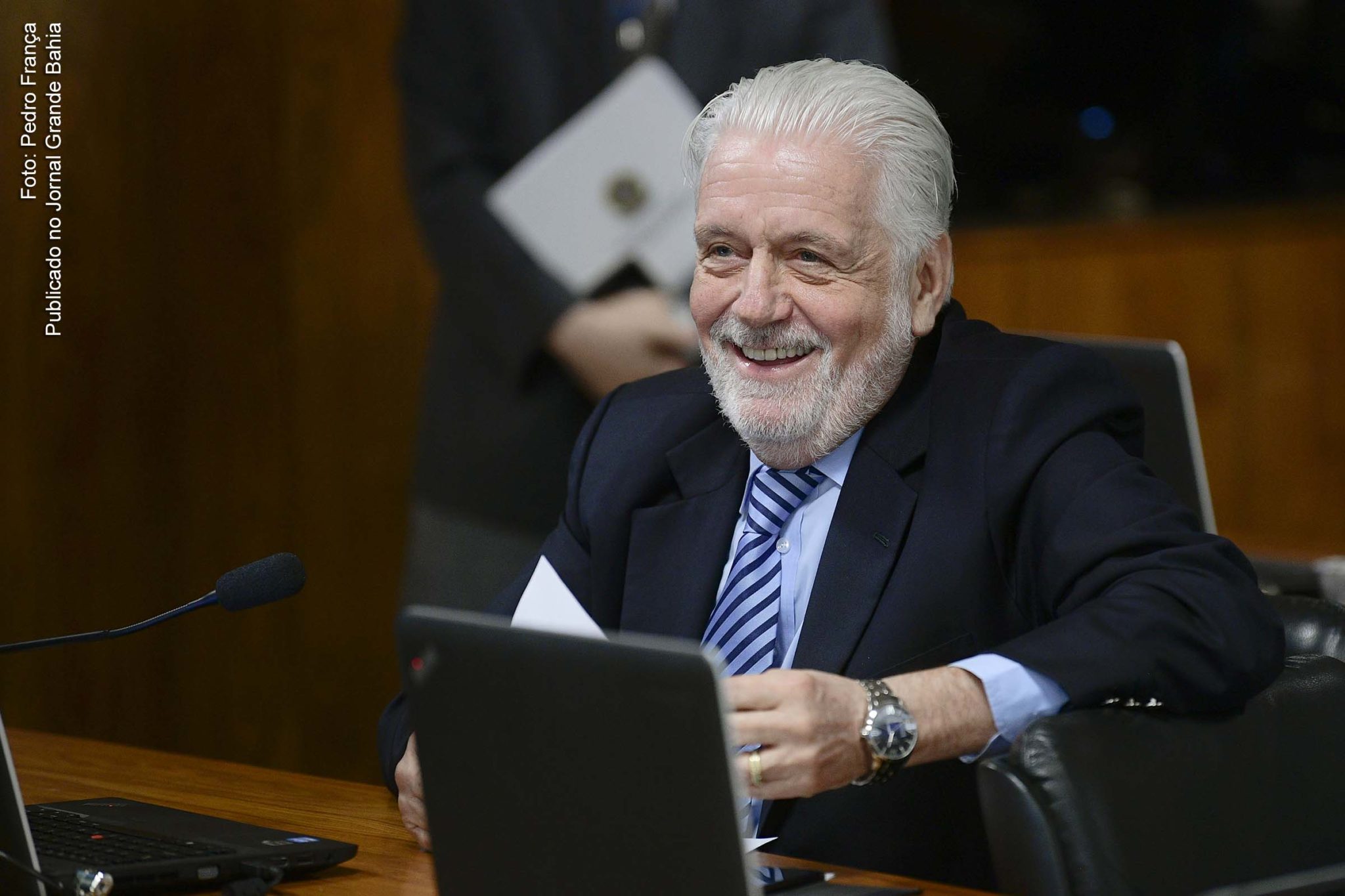 Jaques Wagner: Por aclamação, fui eleito o novo presidente da Comissão de Meio Ambiente do @SenadoFederal. Que seja um ciclo propositivo e de muito diálogo para construirmos alternativas de desenvolvimento com base num tripé de sustentabilidade econômica, social e ambiental.