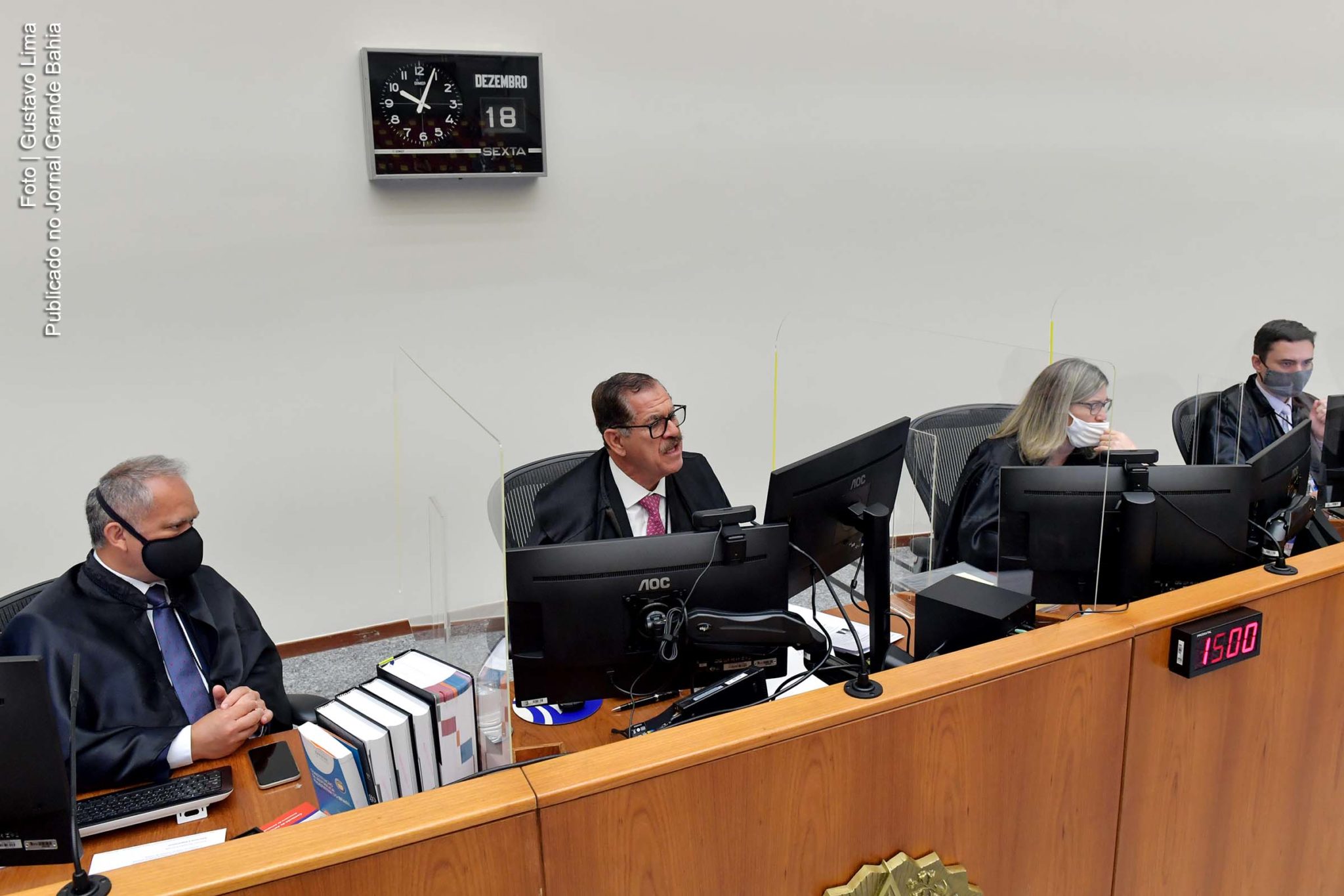 Ministro Humberto Martins (ao centro), presidente do STJ, é exemplo dá exemplo de democracia, transparência e governança.