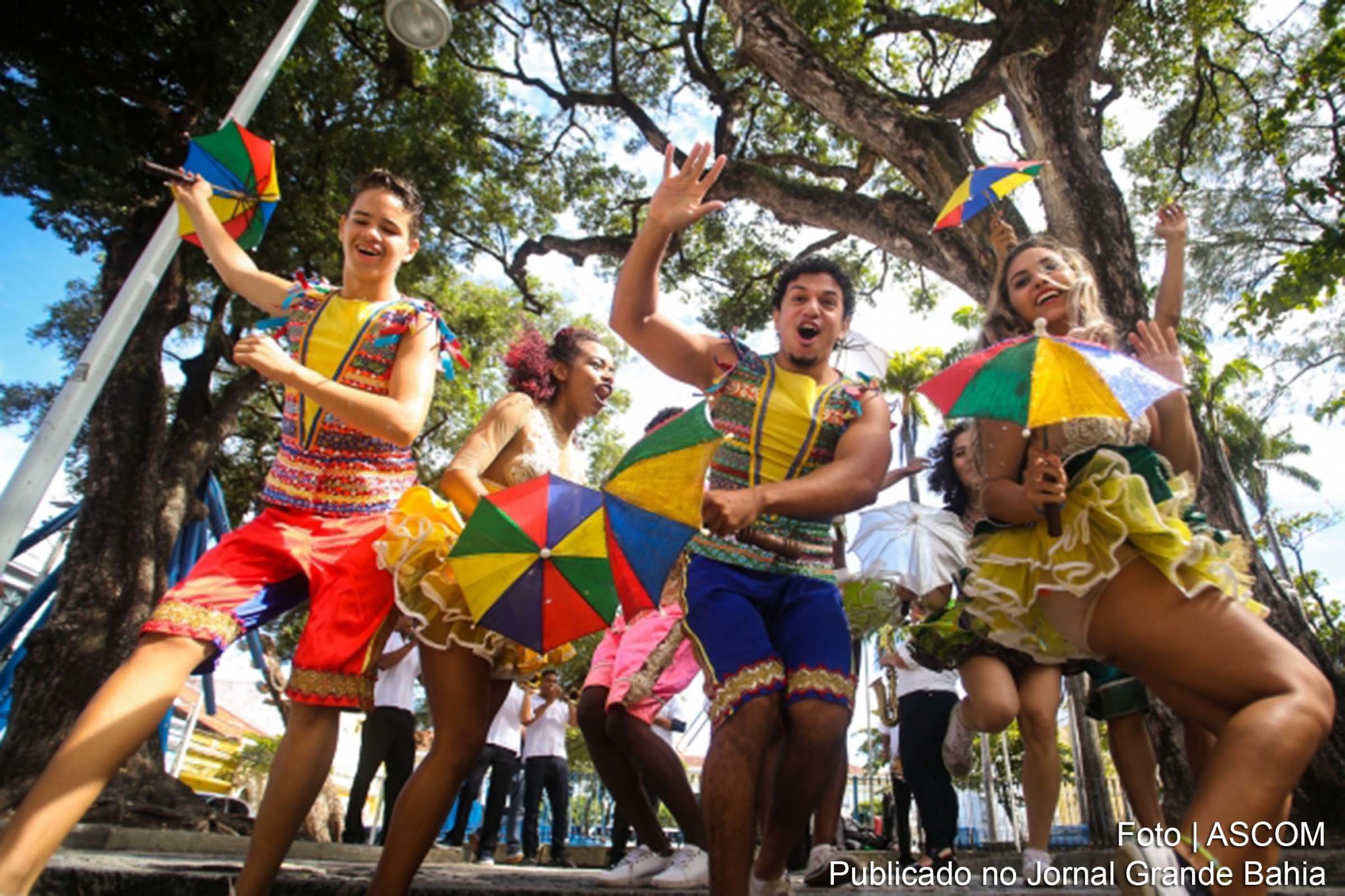 Decretos de prefeituras e estados proíbem festas típicas com aglomerações em plena pandemia, gerando impacto cultural e econômico, mas eventos online podem minimizar danos.