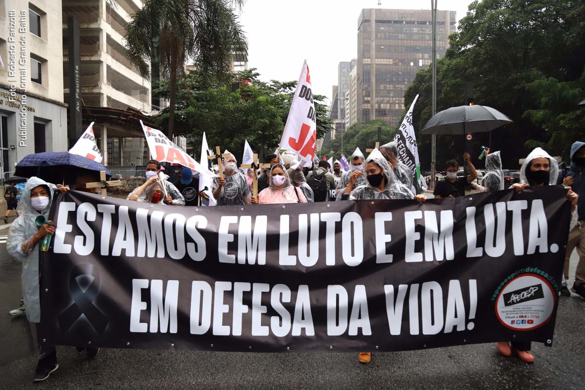 Nesta sexta-feira (26/02/2021), em greve, professores da rede estadual de São Paulo realizam protesto em favor da vida.
