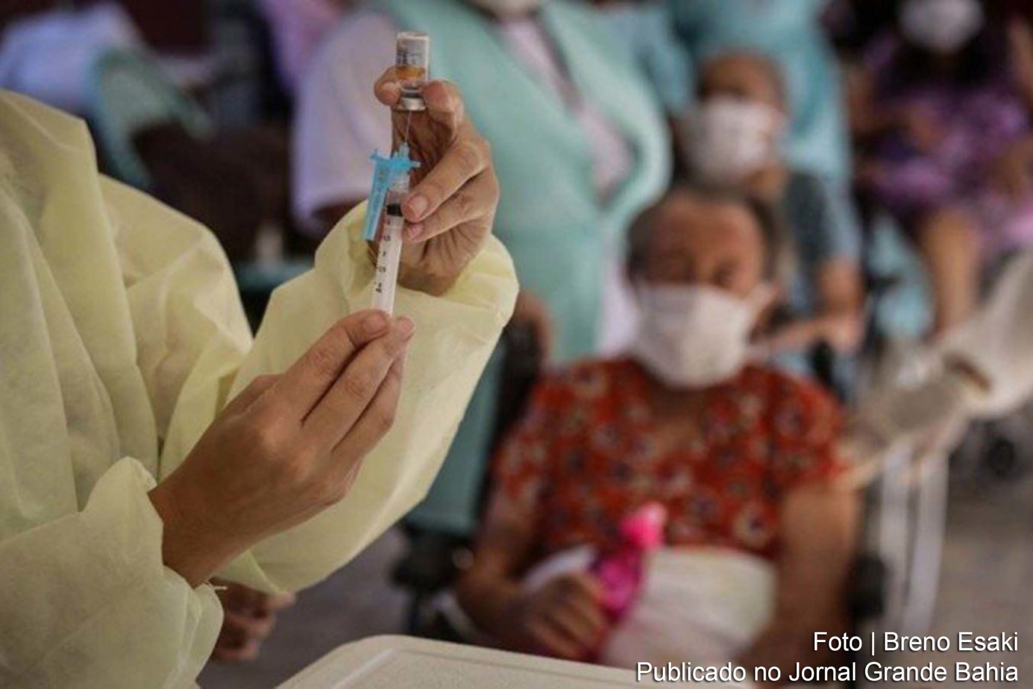 Especialistas lembram que a imunidade da Covid-19 pode demorar semanas após a imunização e ainda não há garantia total de proteção contra novas cepas, o que ressalta necessidade de protocolos habituais da pandemia.