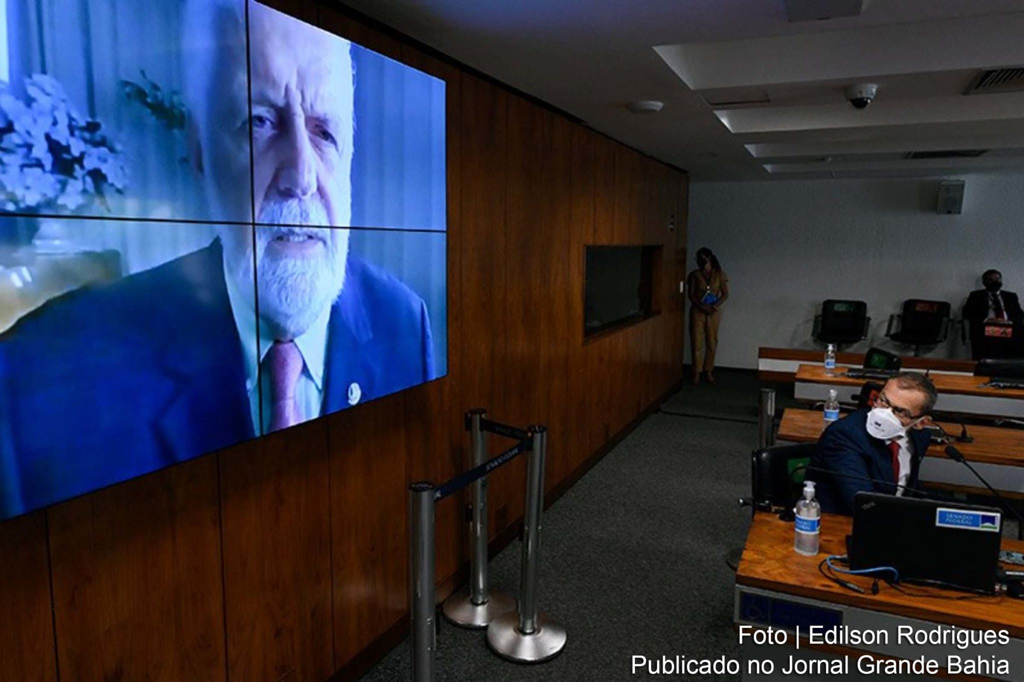 Novo presidente da CMA, Jacques Wagner (telão) é observado por Fabiano Contarato.