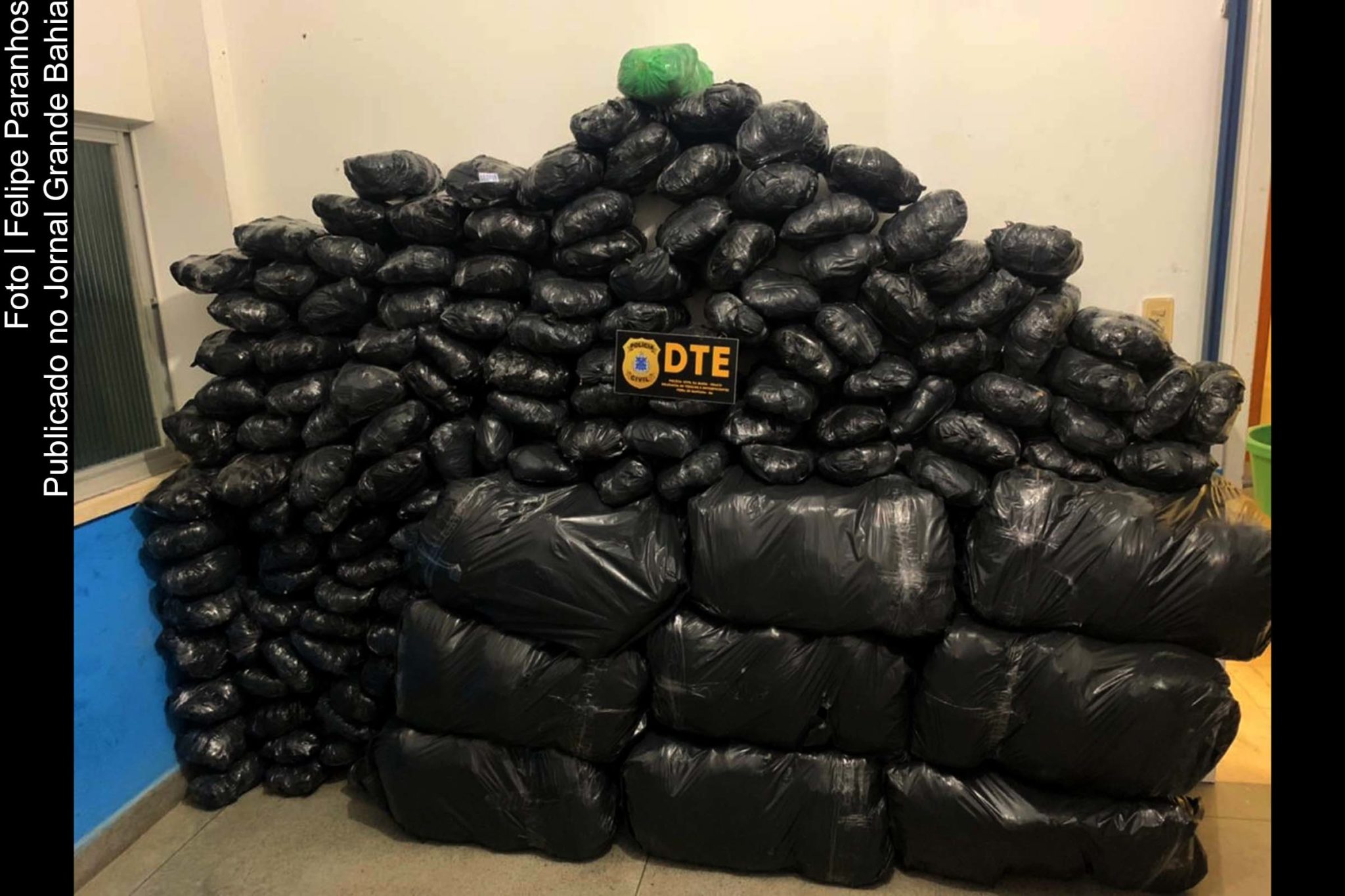 Policiais apreenderam 300 kg de maconha no Bairro Novo Horizonte.