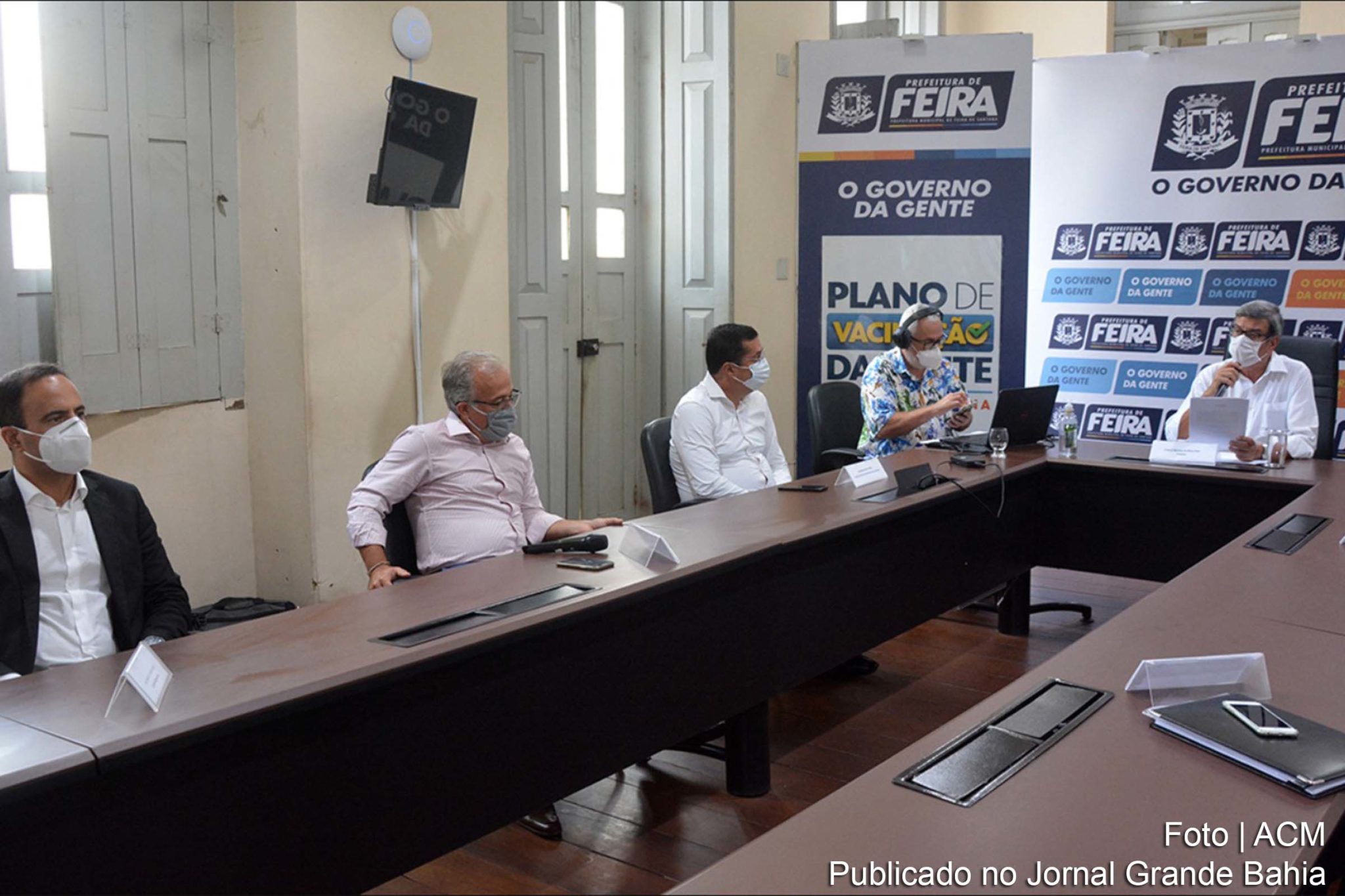 Prefeito Colbert Martins assina ordem de serviço da PPP da Iluminação Pública. Empresários prometem modernizar todo o sistema em 12 meses.