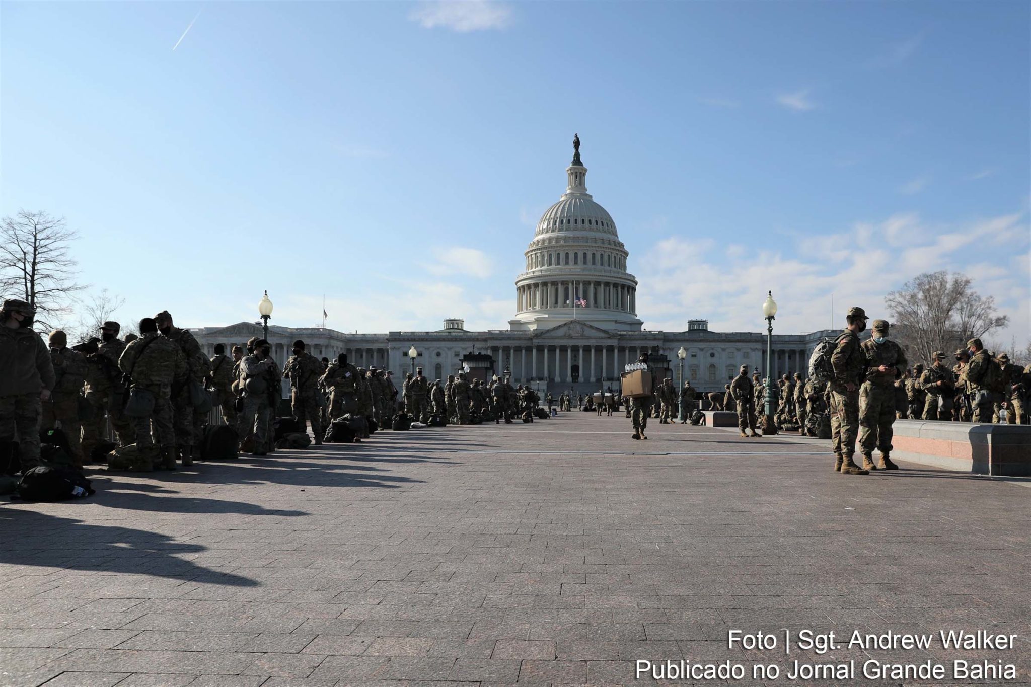 Protestos no Capitólio, ocorridos em 6 de janeiro de 2021, levaram governo dos EUA a colocar exército na capital do país. Militares realizam patrulhamento em 13 de janeiro de 2021.