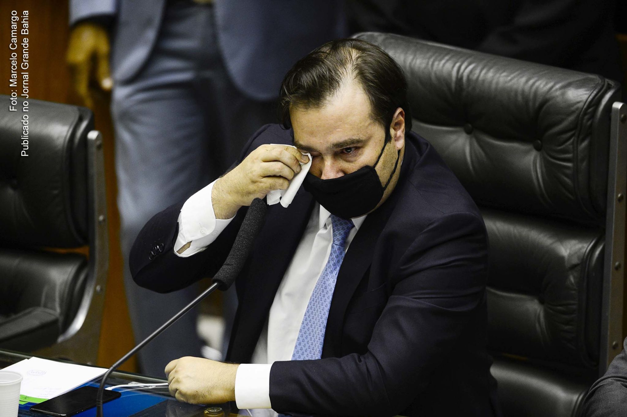 Rodrigo Maia chora ao deixar a presidência da Câmara dos Deputados.