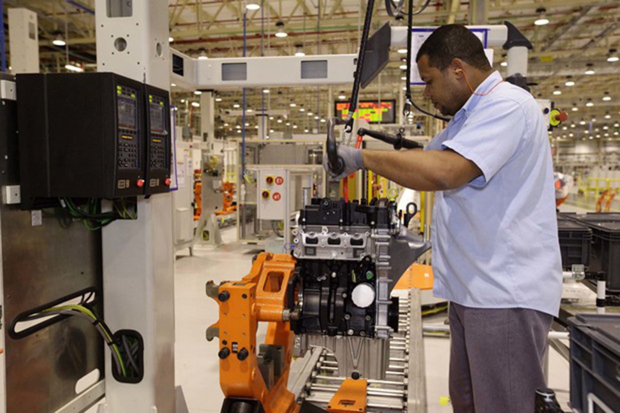 Trabalhador em linha de produção da Fábrica de motores da Ford em Camaçari.