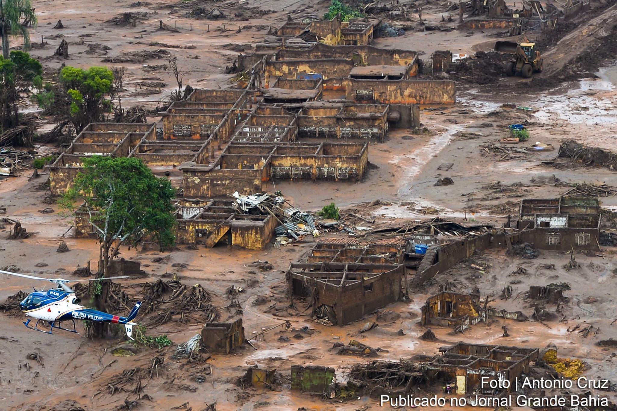 O rompimento de duas barragens de rejeitos da mineradora Samarco, ocorreu na tarde de 5 de novembro de 2015, no subdistrito de Bento Rodrigues, a 35 km do centro da cidade de Mariana, em Minas Gerais.