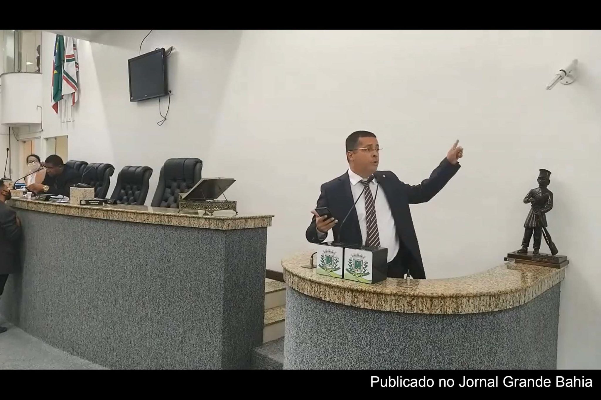 Vereador Fernando Torres comenta sobre acusação de ser “usuário de drogas” e que tinha “puxado uma arma para o pai”; Confira vídeo