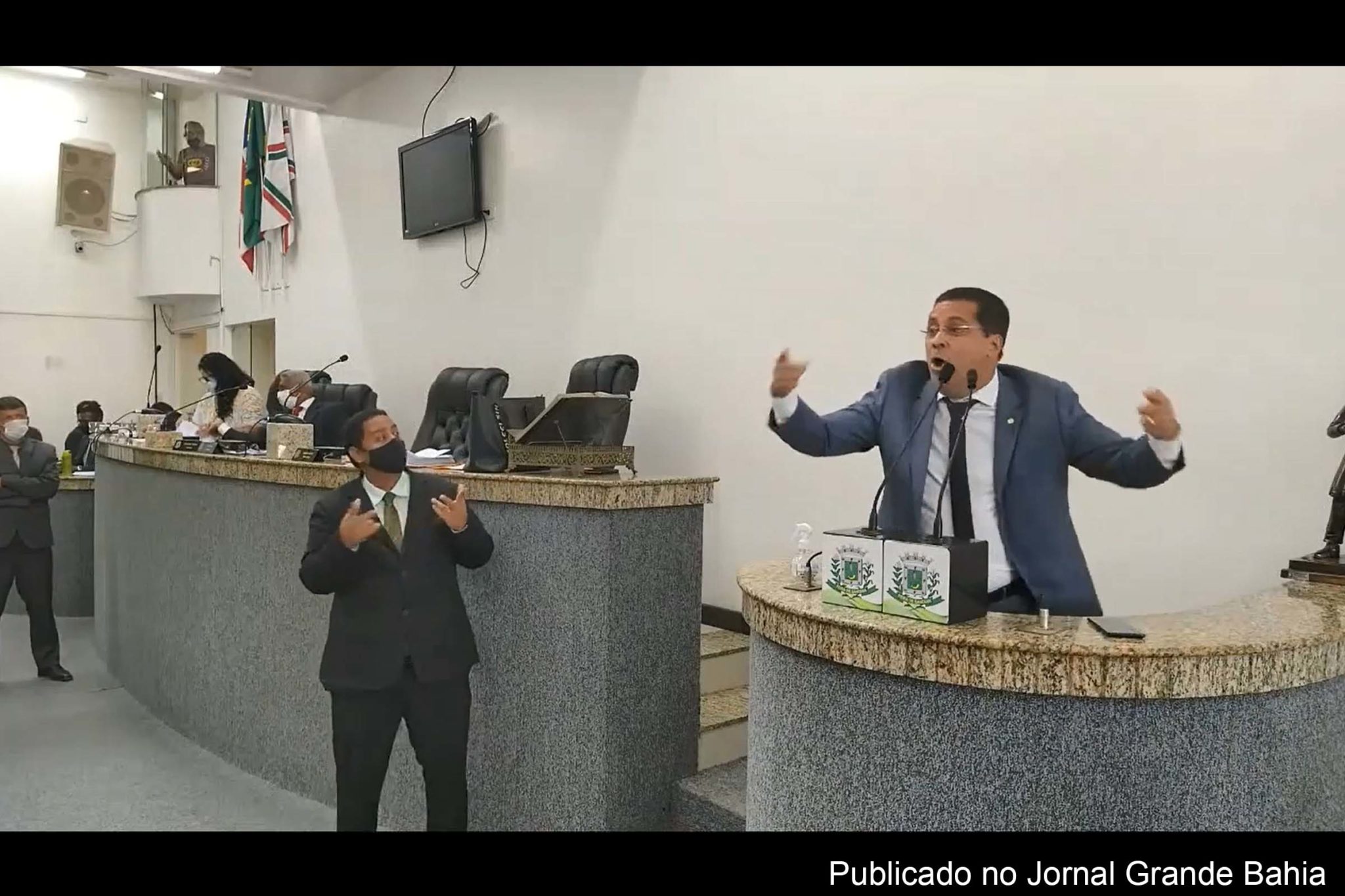 Vereador Fernando Torres adota agressão verbal como forma recorrente de ataques à desafetos.