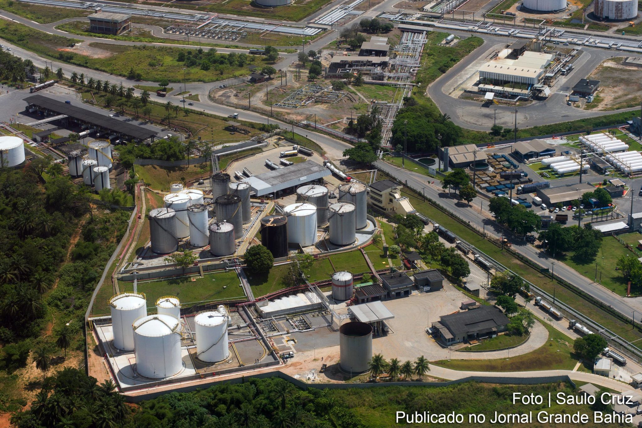 Vista aérea parcial da Refinaria Landulpho Alves-Mataripe (RLAM), unidade de refino de petróleo localizada no município de São Francisco do Conde.