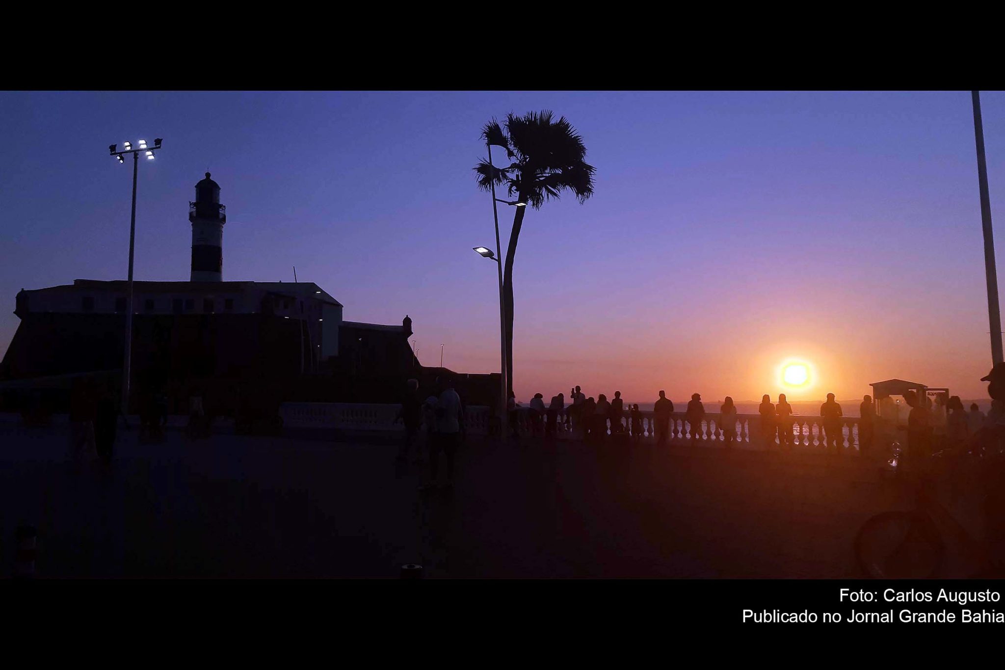 Vista do pôr do sol ao lado do Farol da Barra em Salvador, em registro de 14 de outubro de 2020.