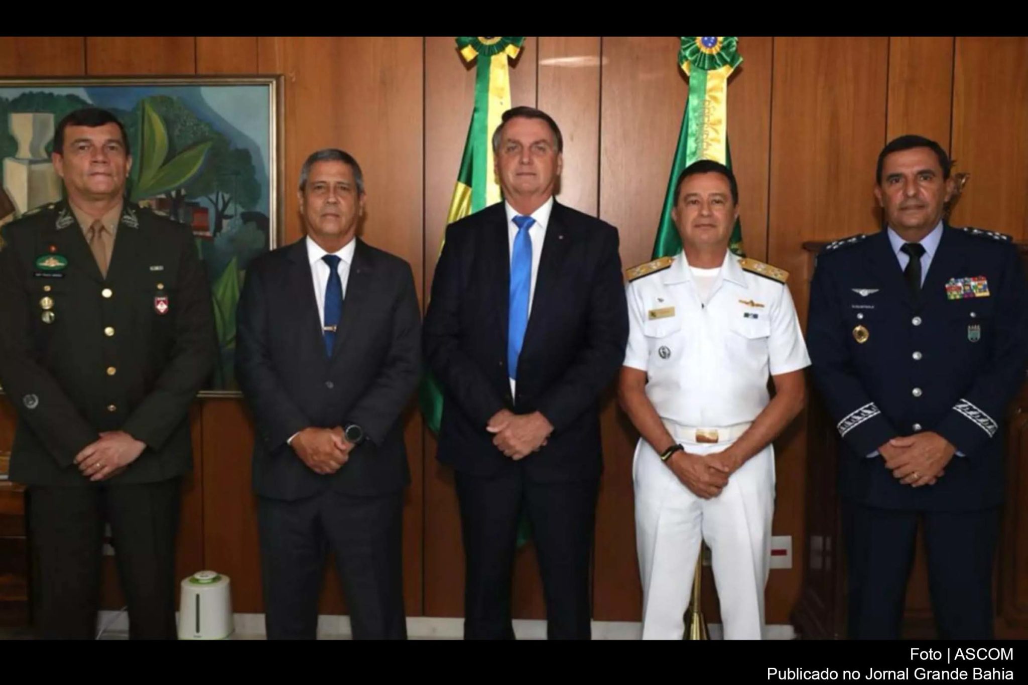 General Paulo Nogueira assume comando do Exército; o ministro da Defesa, Braga Netto e o presidente Jair Bolsonaro, ao centro, ao lado dos militares nomeados tenente-brigadeiro Baptista Júnior, para o comando da Aeronáutica; e o almirante de esquadra Almir Garnier Santos que passa a comandar a Marinha do Brasil.