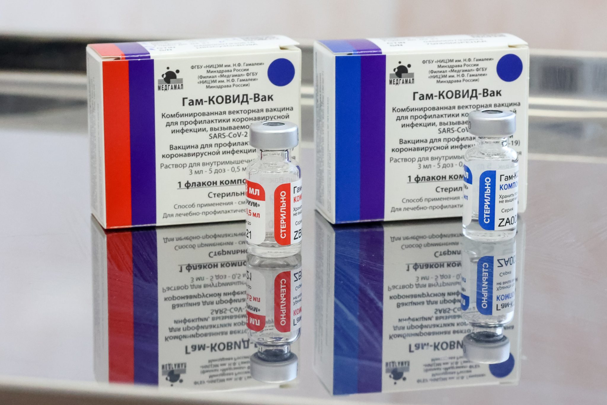 Amostras da 1ª e 2ª doses da vacina Sputnik V.