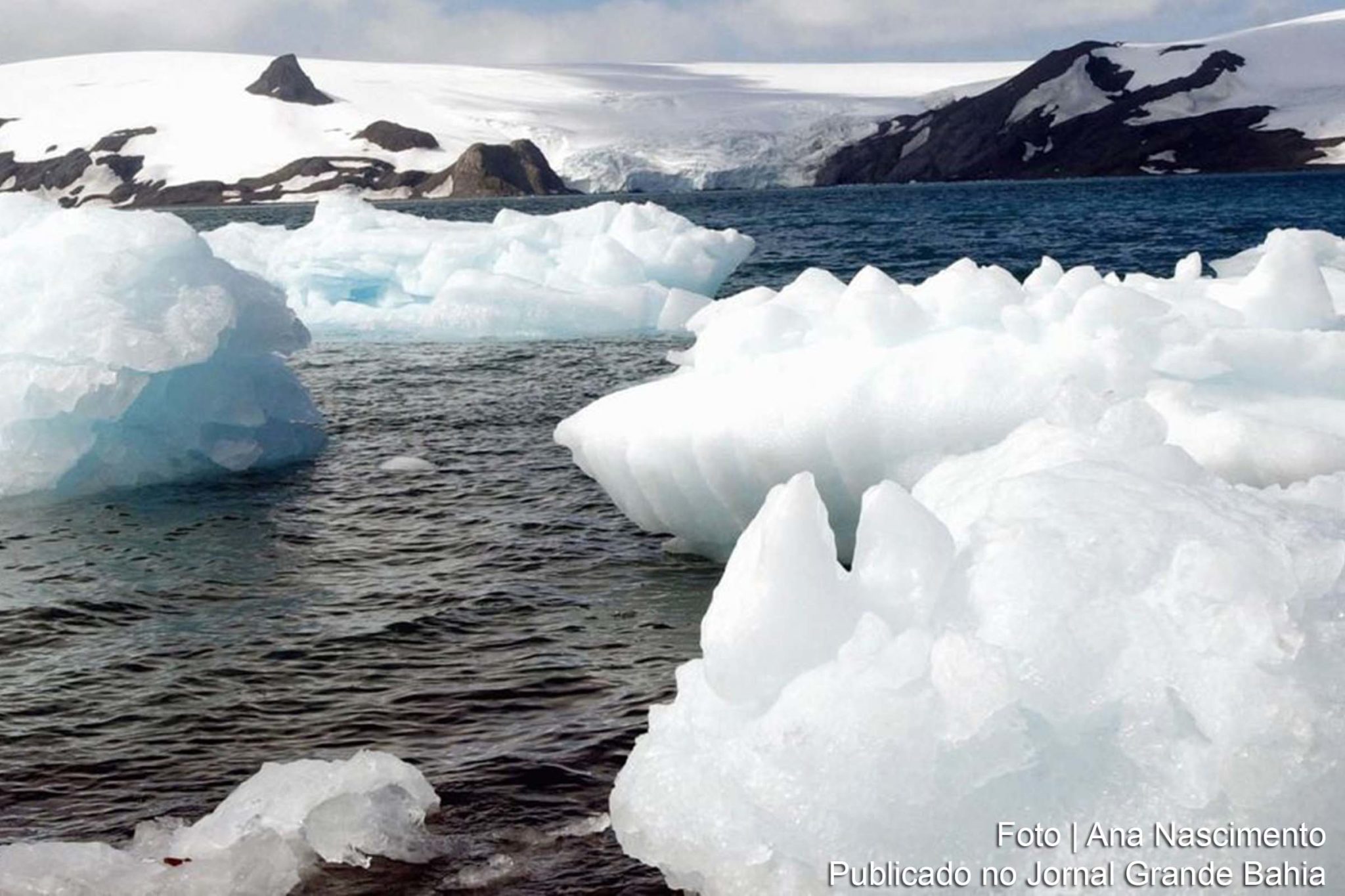 Degelo na Antártica é resultado do aquecimento global.