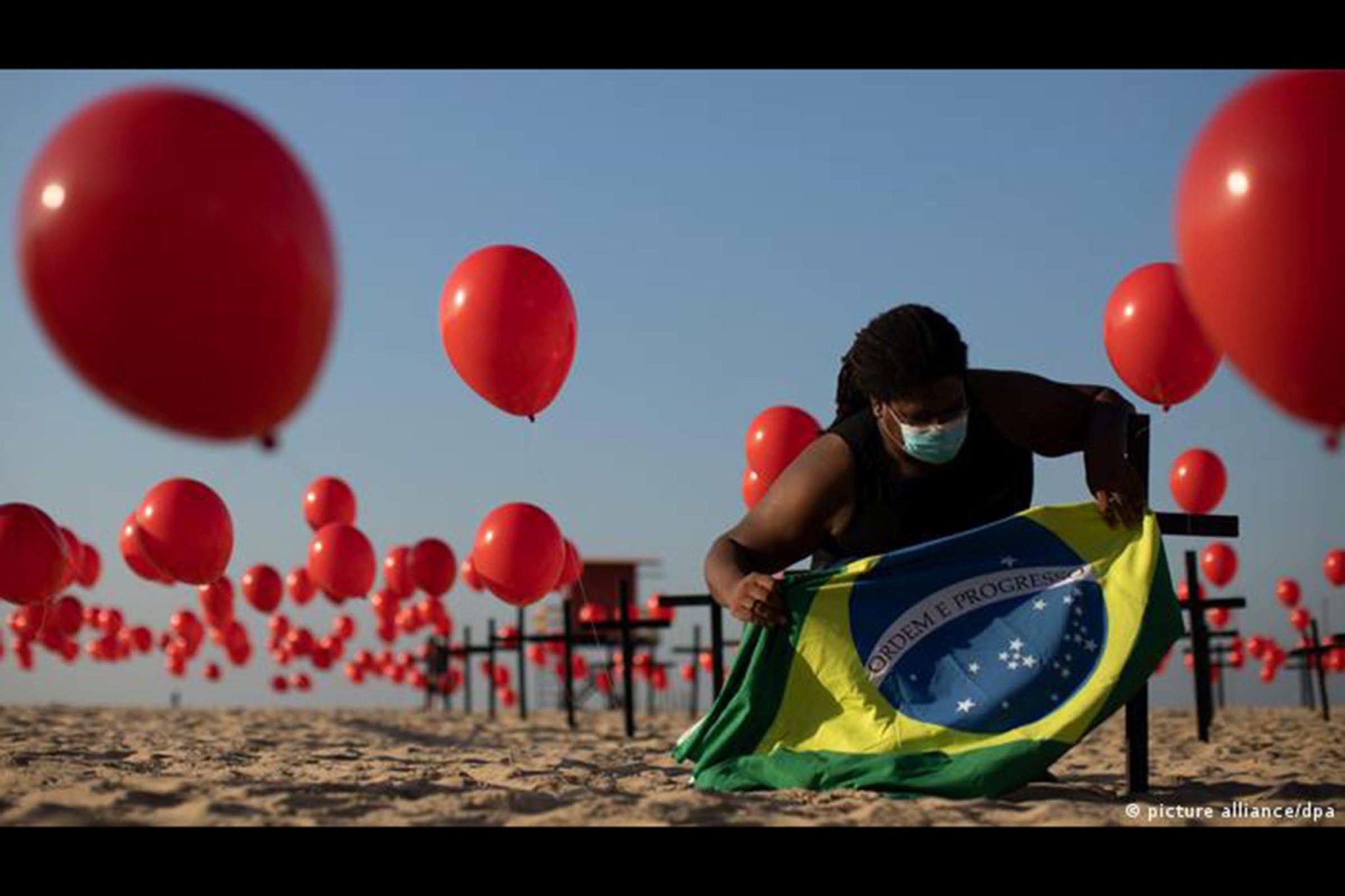 "Parece que só no Brasil está morrendo gente", afirmou Bolsonaro. Em relação à população, país tem uma das maiores incidências de novos óbitos pela doença. Brasil teve na segunda 10,9 novas mortes por milhão, taxa 60% superior à da América do Sul e o dobro da verificada na UE.
