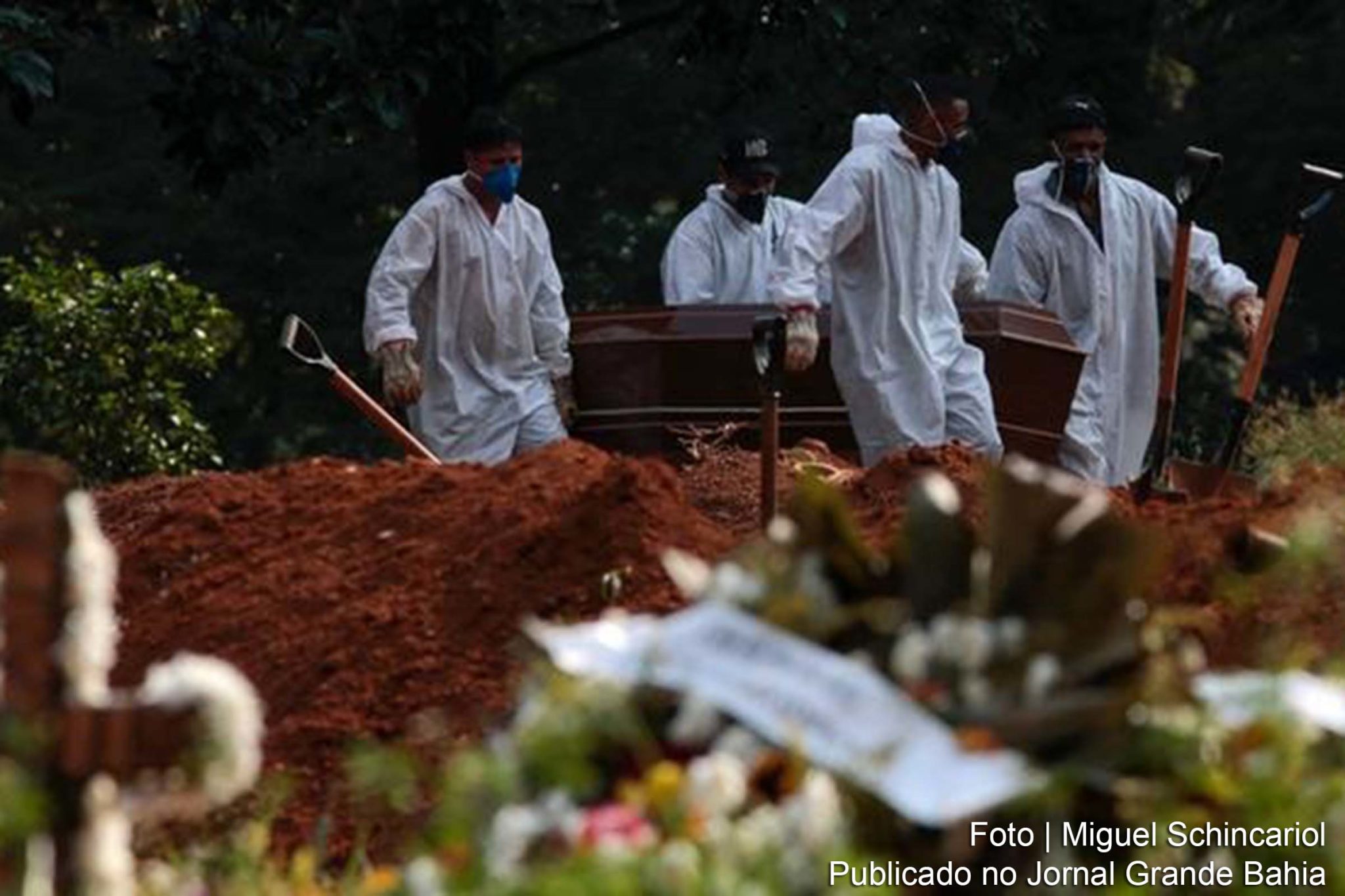 Brasil ultrapassou marca de 300 mil mortos por covid-19 nesta quarta-feira.