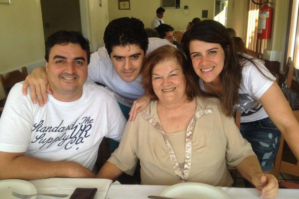 Celia Freire ladeado por seus filhos.