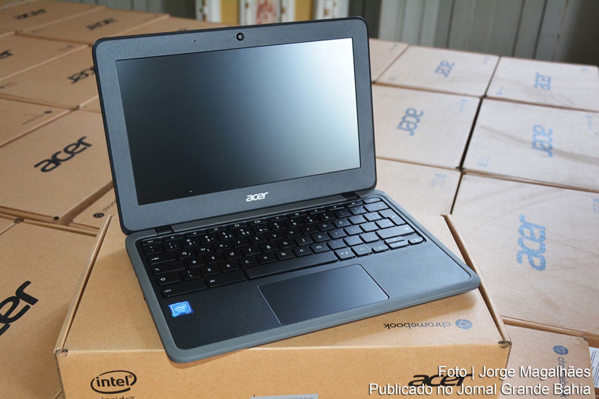 Dois mil chromebooks adquiridos pela Secretaria da Educação de Feira de Santana serão utilizados em salas multimídias, instaladas nas escolas da Rede Municipal.