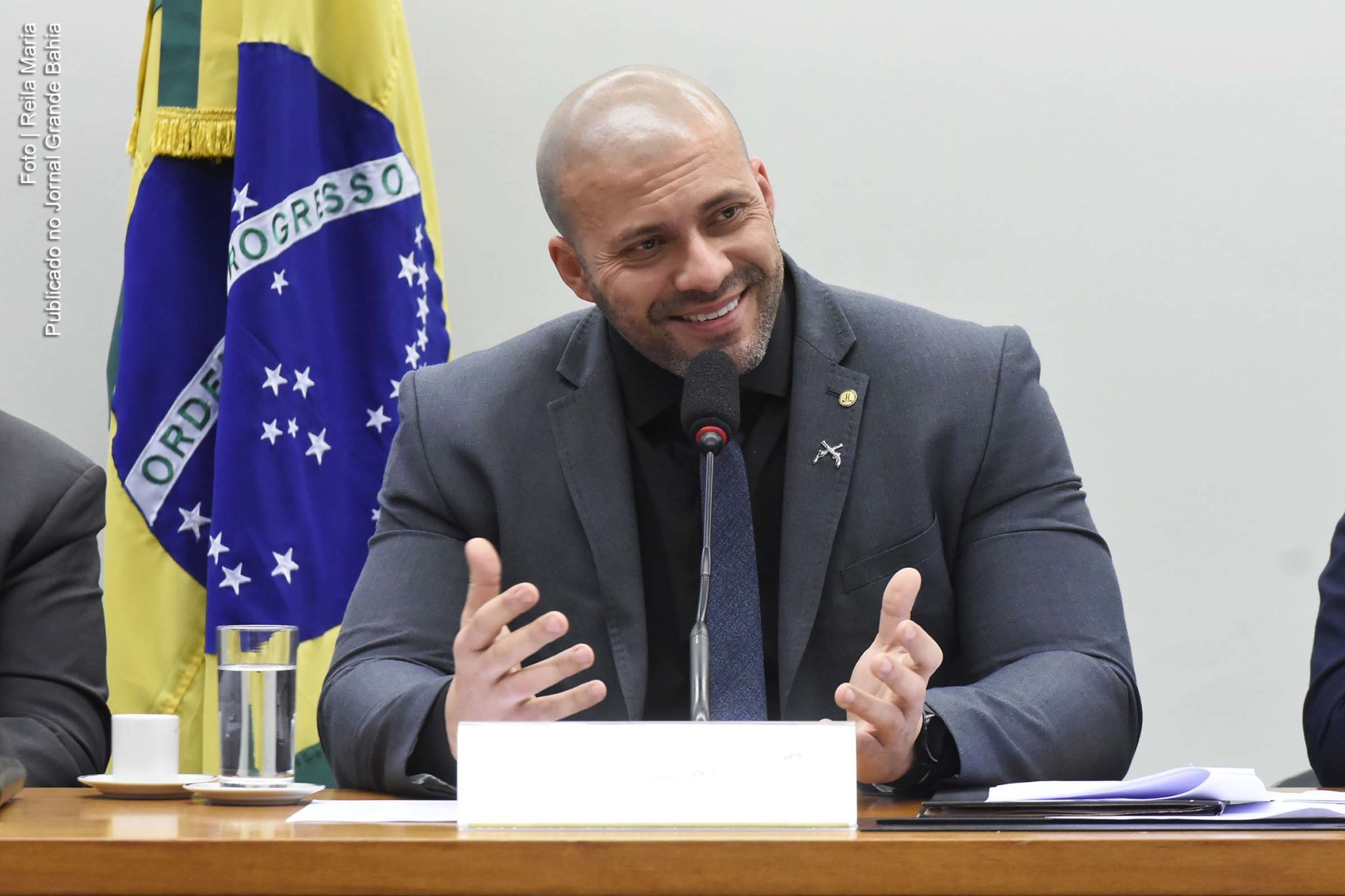 Decisão de Alexandre de Moraes autoriza deputado federal de extrema direita Daniel Silveira a acompanhar remotamente sessões da Câmara. Ex-PM e ex-cobrador de ônibus tem uma trajetória de posições extremistas e atitudes agressivas.