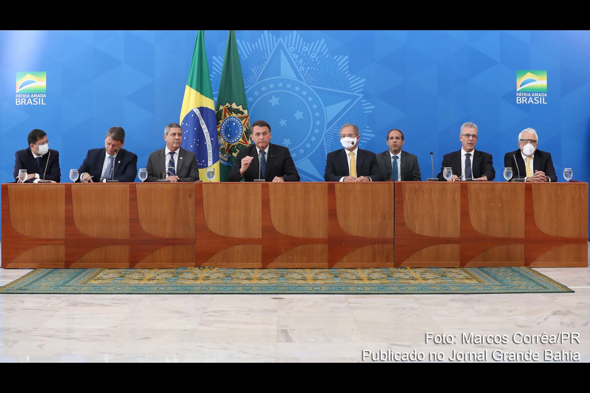 Medidas para Eletrobras e Banco Central, avaliam especialistas, são mais táticas para desviar atenção: Jair Bolsonaro caminha cada vez mais em direção ao intervencionismo econômico, ao contrário do que prometeu em campanha, de conduzir um governo neoliberal.
