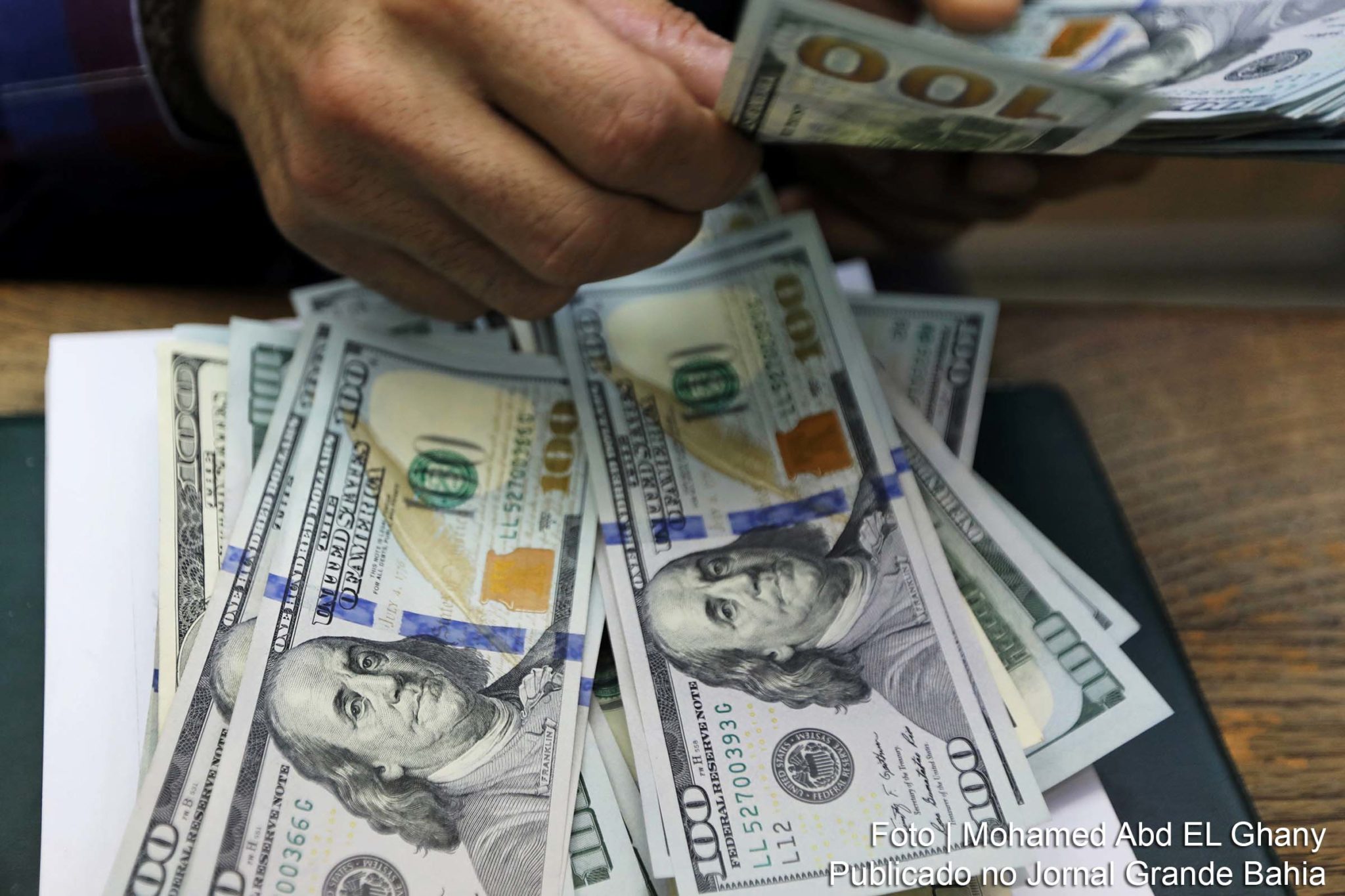 Cotação do dólar recua frente ao real.