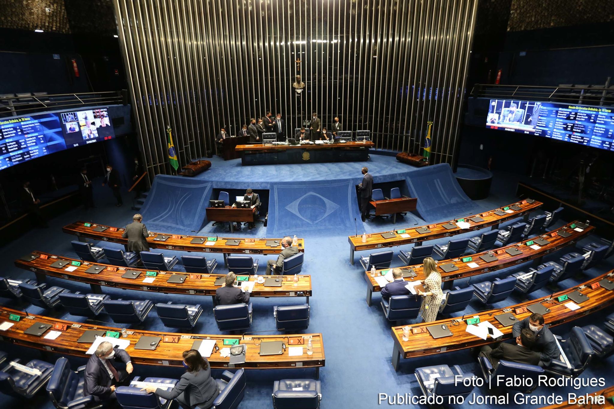 Aprovada pelo Senado, a proposta de emenda à Constituição emergencial (PEC Emergencial) prevê a recriação do auxílio emergencial em troca de medidas de ajustes fiscais.