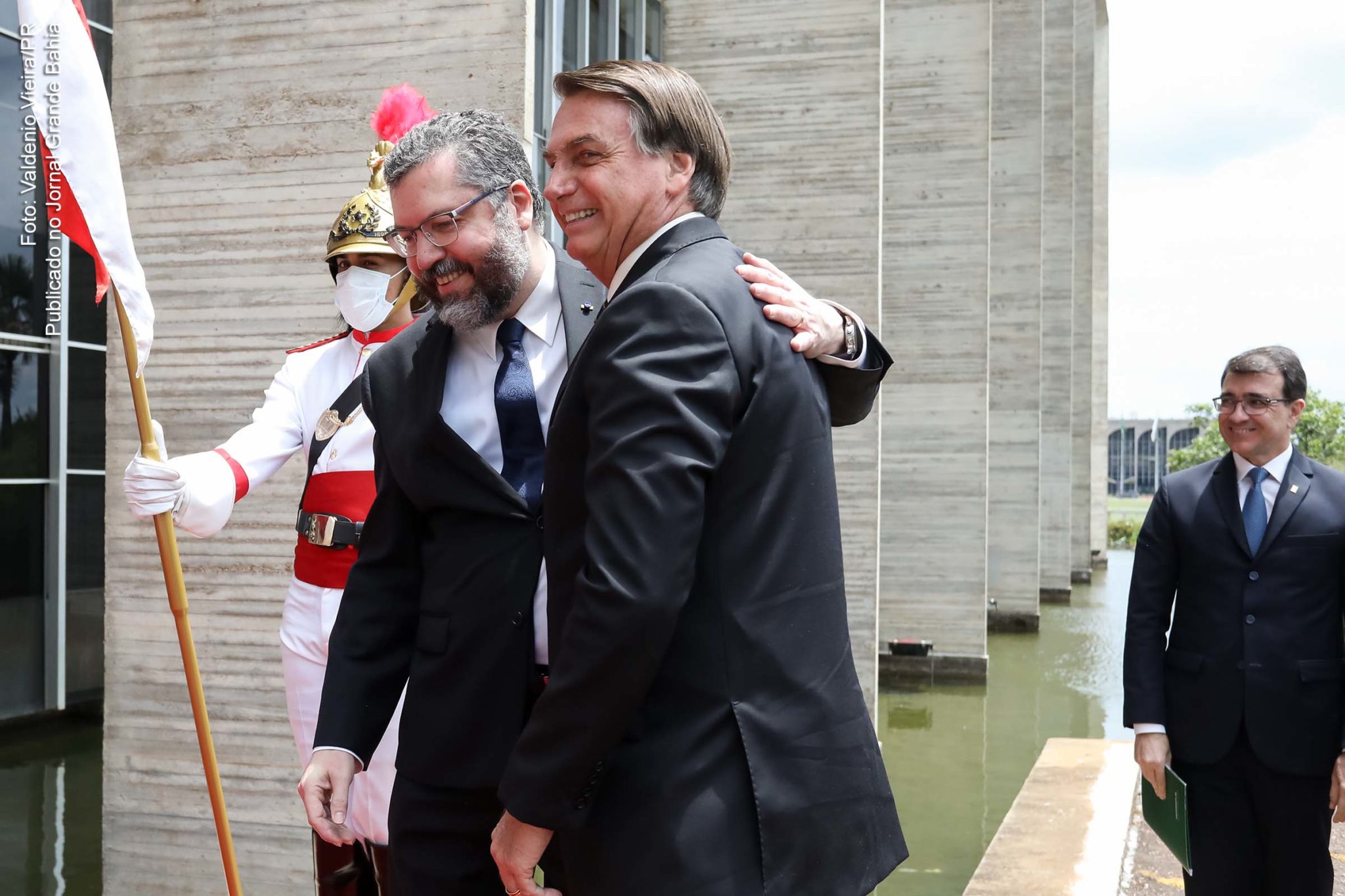 Ministro Ernesto Araújo e presidente Jair Bolsonaro, dupla de extremistas que desgovernam o Brasil.