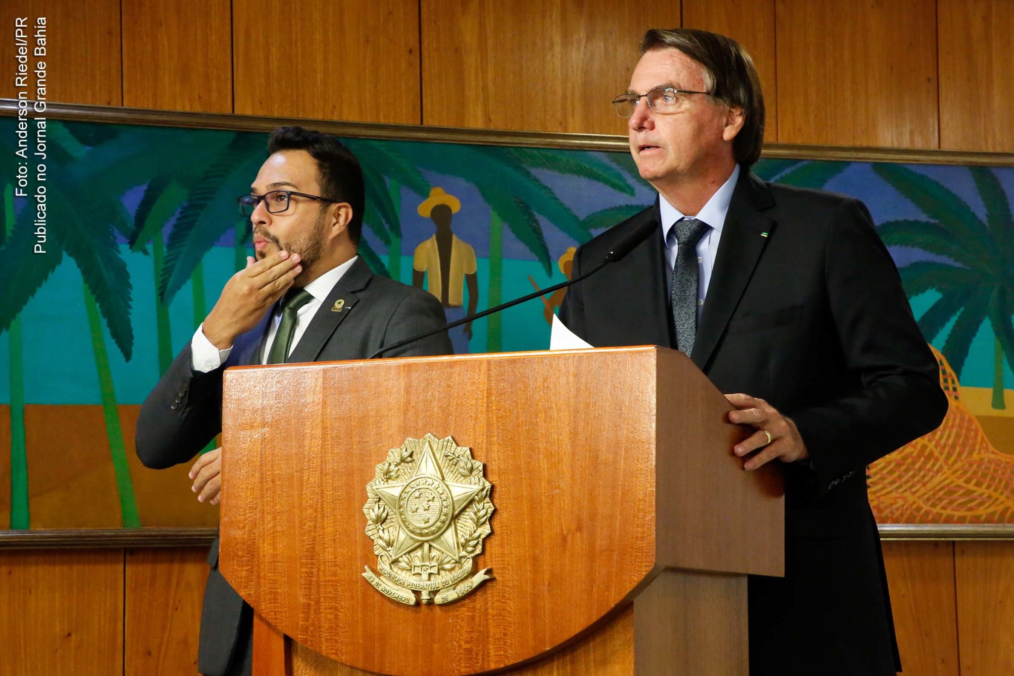 Extremista Jair Bolsonaro dá posse a médico em cerimônia fora da agenda oficial, no momento mais grave da epidemia no país. Queiroga fez declarações "pró-ciência" no passado, mas é bolsonarista e vem alinhando discurso com presidente. "A política é do governo Bolsonaro, não do ministro da Saúde", disse Queiroga após sua indicação.