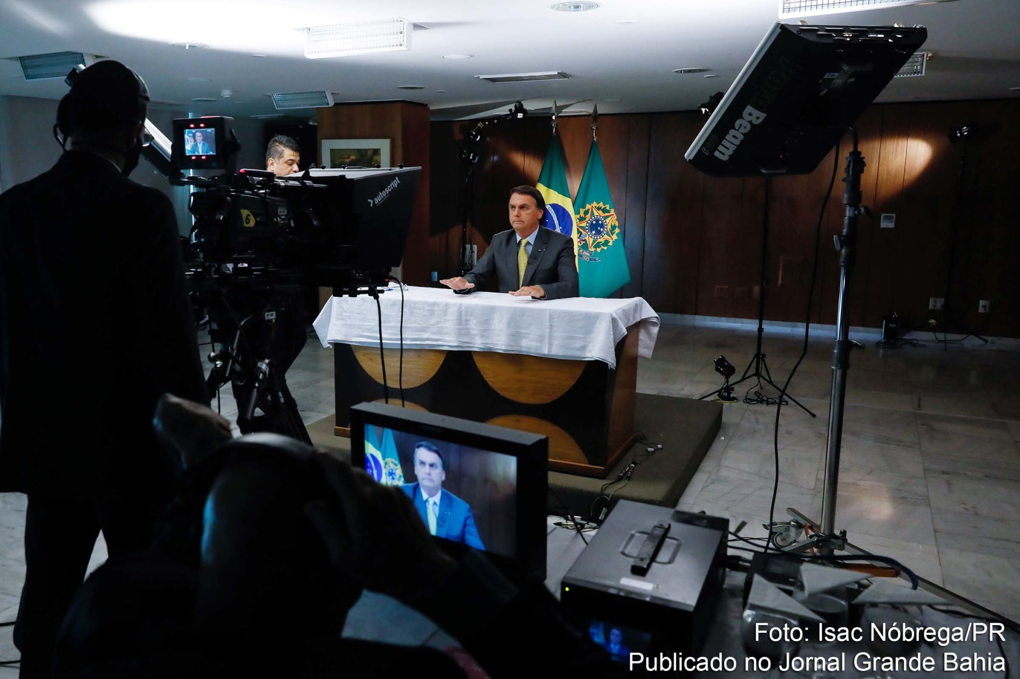 Em pronunciamento, o extremista Jair Bolsonaro tenta melhorar imagem do governo em meio ao pior momento da pandemia. Sem mencionar recorde de mortes, ele distorce dados e mente que sempre defendeu qualquer vacina aprovada pela Anvisa. Mesmo com o ritmo lento da vacinação no país, Bolsonaro prometeu imunizar toda a população até o final de 2021.