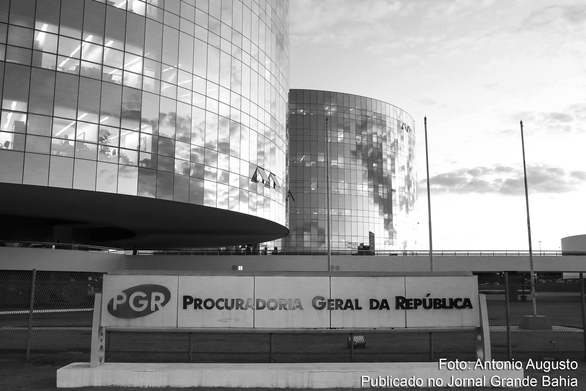 Ministério Público Federal (MPF) tem falhado em combater corrupção envolvendo agentes políticos e servidores dos Ministros Públicos. Atuação no Caso Lava Jato revelou conluio e atos persecutórios sistemáticos envolvendo diferentes atores em algo que se assemelha, em tese, a um ‘Sindicato do Crime’.