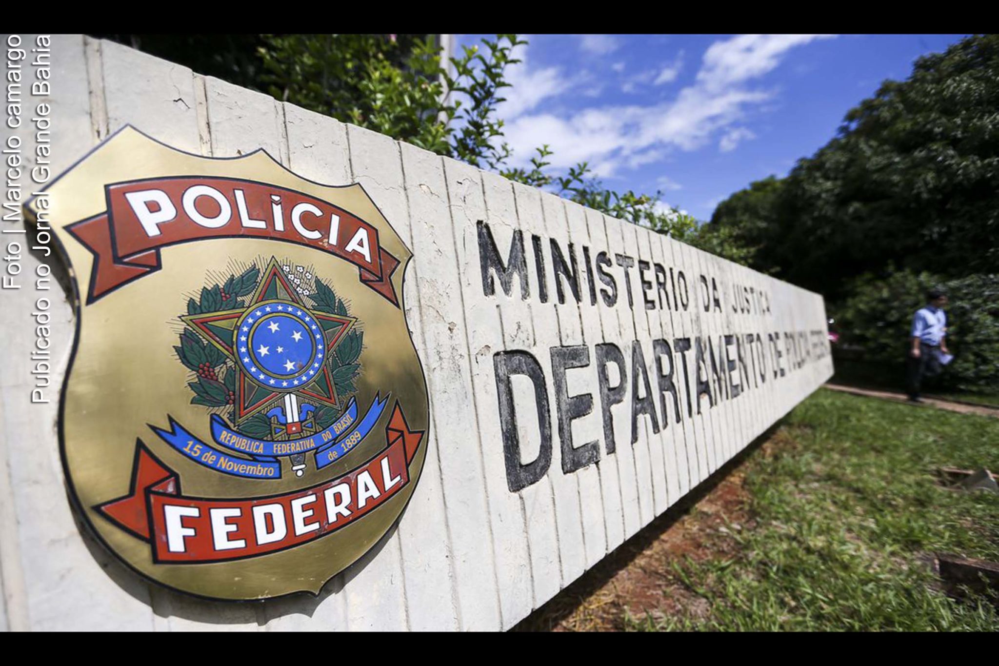 A ação investiga a atuação de uma associação criminosa que utilizou aeronaves da Força Aérea Brasileira (FAB) para mandar drogas para a Espanha.