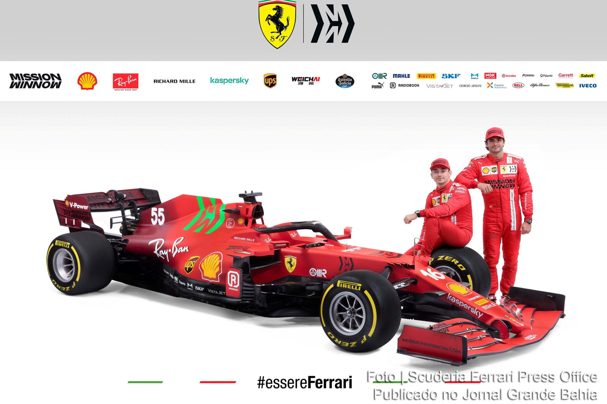 Charles Leclerc e Carlos Sainz ao lado da Ferrari modelo SF21.