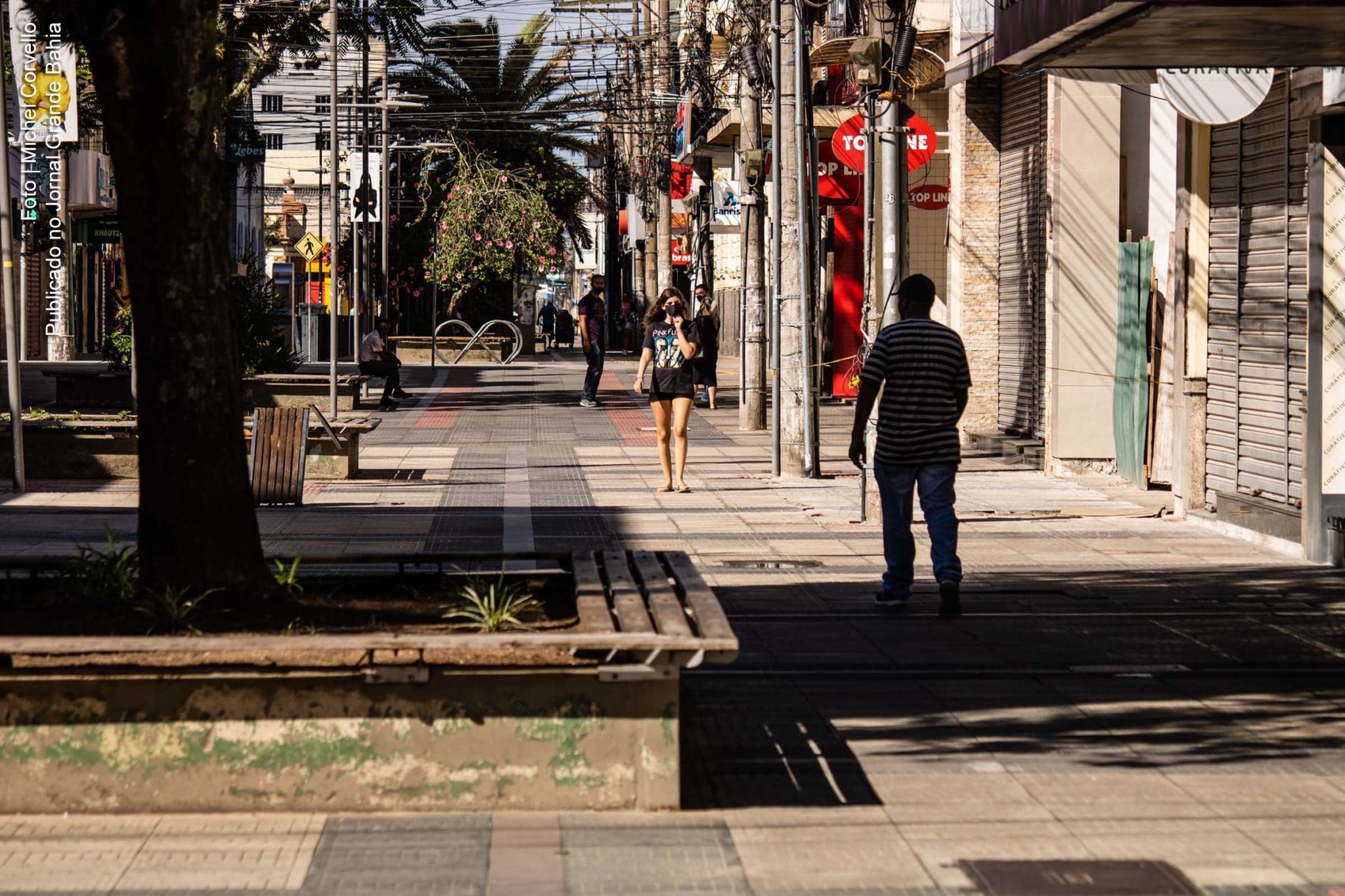 Isolamento social reduz fluxo das pessoas nas cidades e provoca depressão na economia. Falhas na política pública de controle da pandemia ampliam dificuldades da população e resultam em maior número de doentes e mortos.