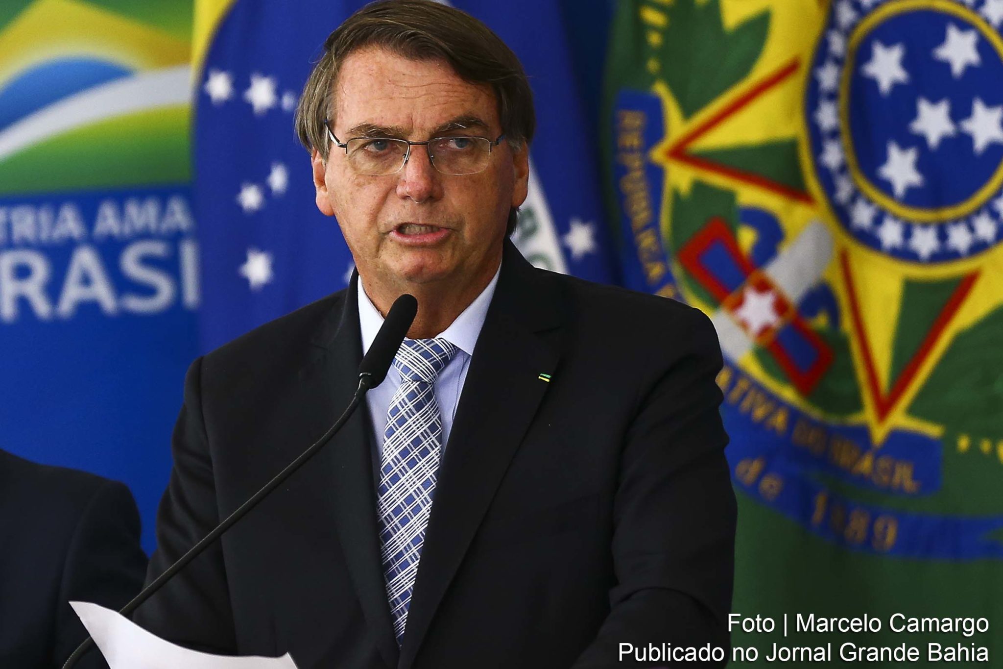 Negacionista Jair Bolsonaro sanciona Medida Provisória que facilita compra de vacinas.