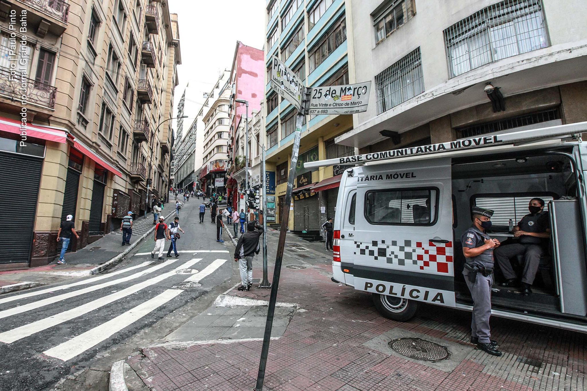 Ladeira Porto Geral e Rua 25 de Março no início da Fase Vermelha da Covid-19, em São Paulo. Total de óbitos associados à covid-19 supera 265 mil, segundo números do Conass. São identificados mais de 80 mil novos casos da doença.