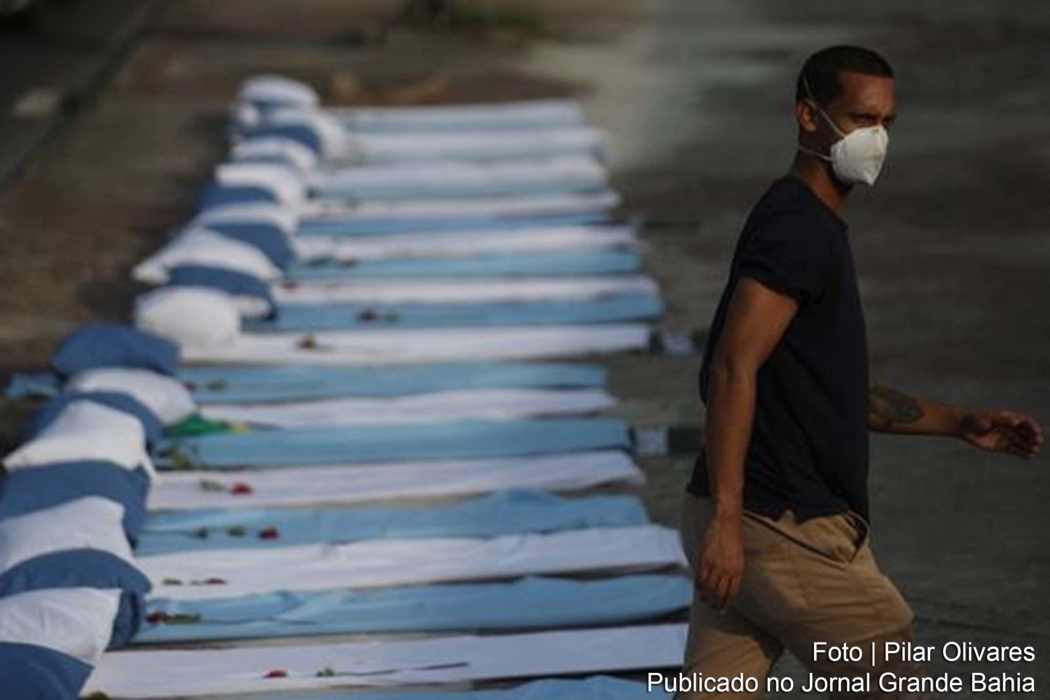 Memorial pelas vítimas da covid-19 montado pela ONG Rio de Paz diante do Hospital Ronaldo Gazolla, no Rio de Janeiro. País acumula mais de 312 mil vítimas, dos 12,53 milhões de infectados com o coronavírus desde o início da pandemia. Taxa de mortalidade por 100 mil habitantes se aproxima de 149.