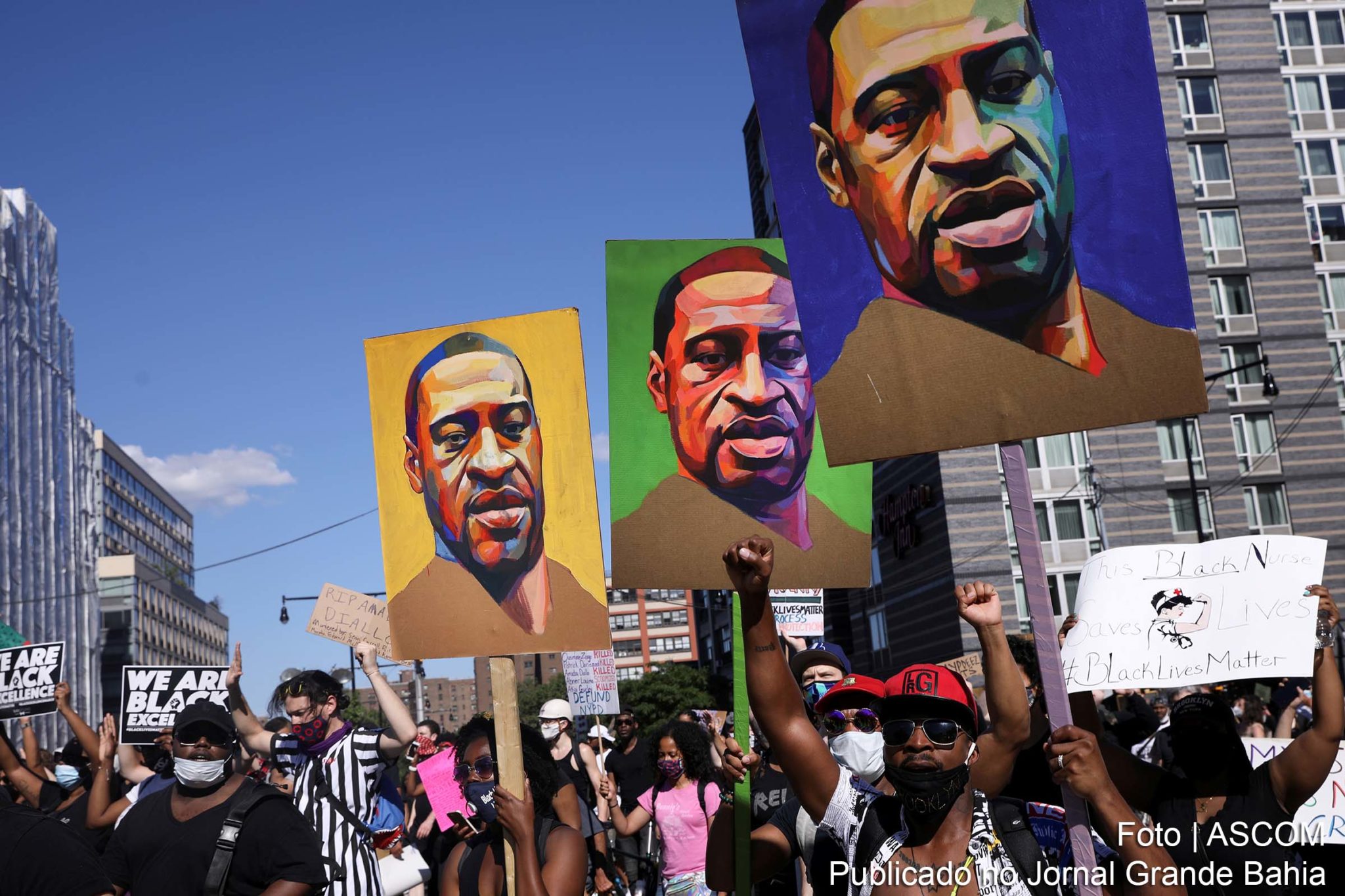 George Perry Floyd Jr. foi um afro-estadunidense assassinado em Minneapolis, no dia 25 de maio de 2020, estrangulado por um policial branco que ajoelhou em seu pescoço durante uma abordagem por supostamente usar uma nota falsificada de vinte dólares em um supermercado.